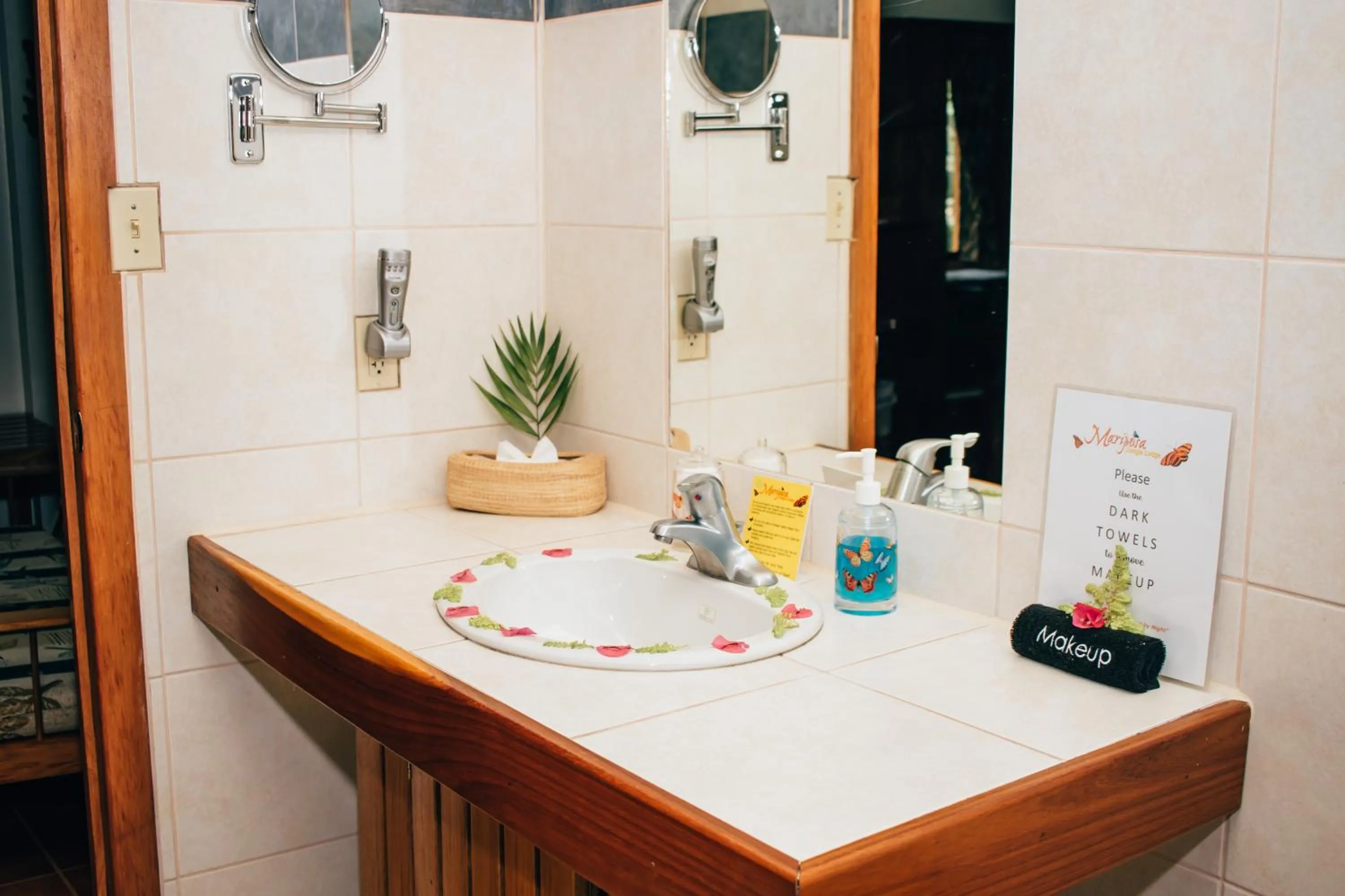 Bathroom in Mariposa Jungle Lodge