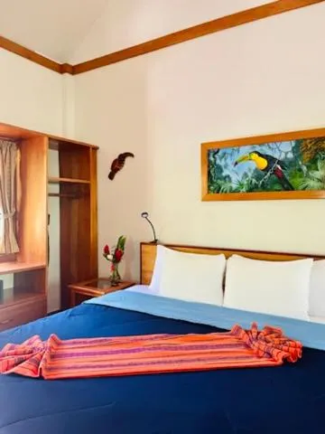 Bed in Mariposa Jungle Lodge