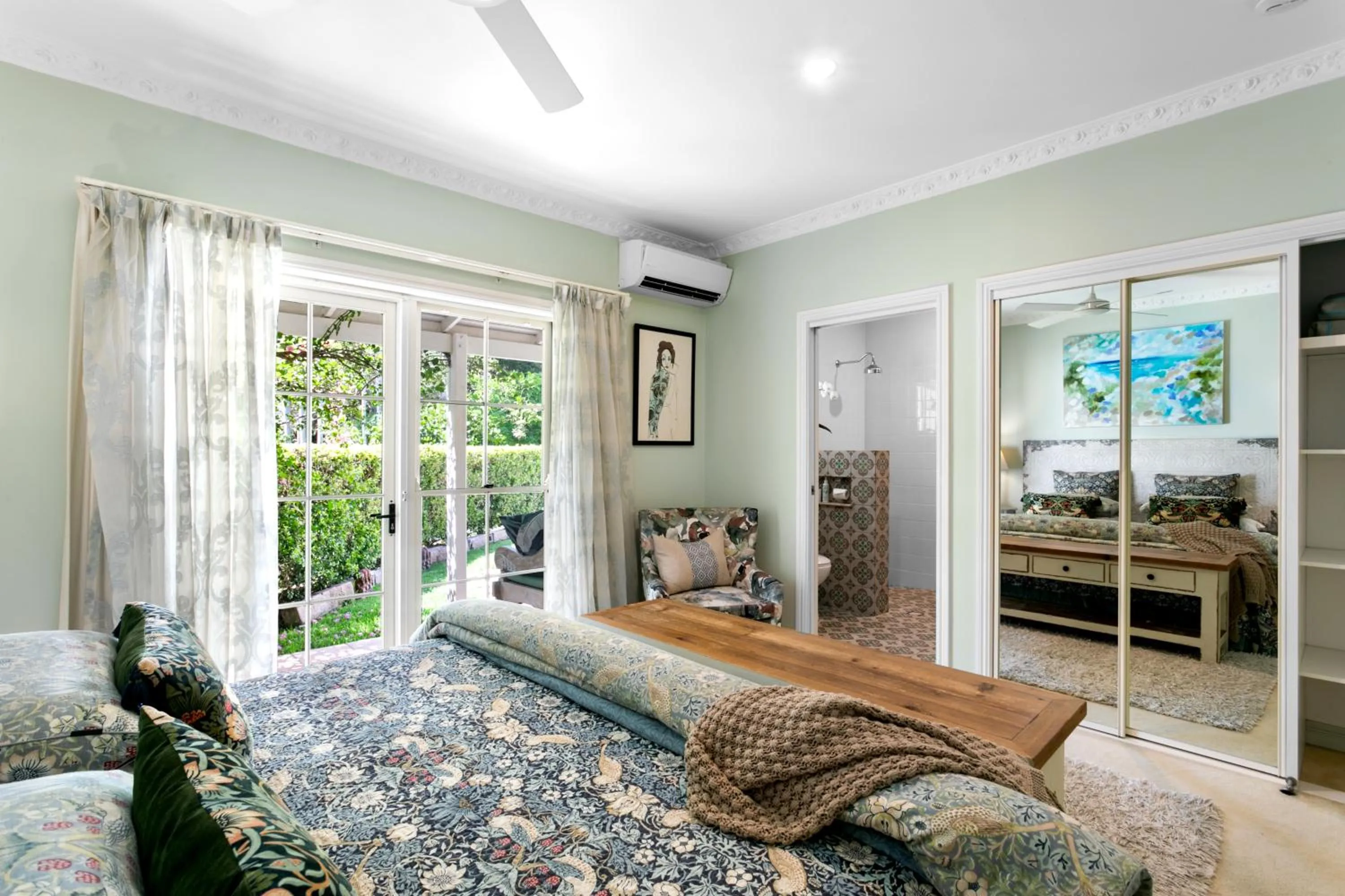 Bed in Noosa Valley Manor B&B