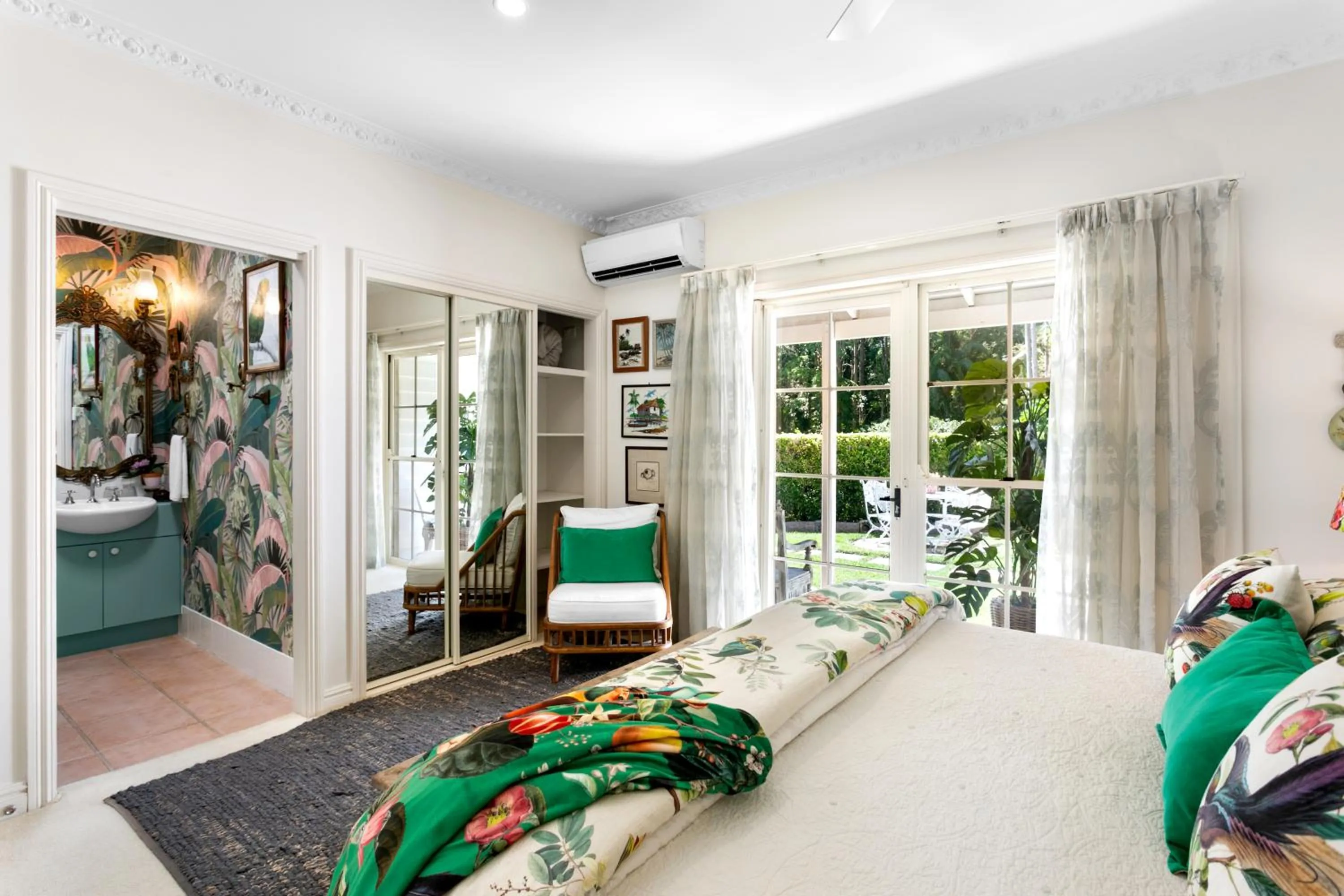 Shower, Bed in Noosa Valley Manor B&B