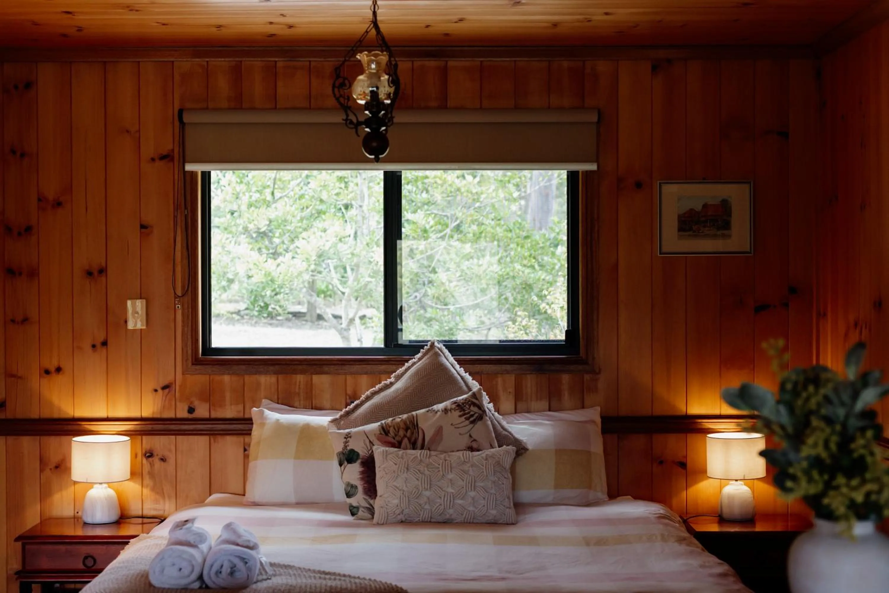 Bed in Tuckeroo Cottages & Gardens - Blue Wren & Kookaburra