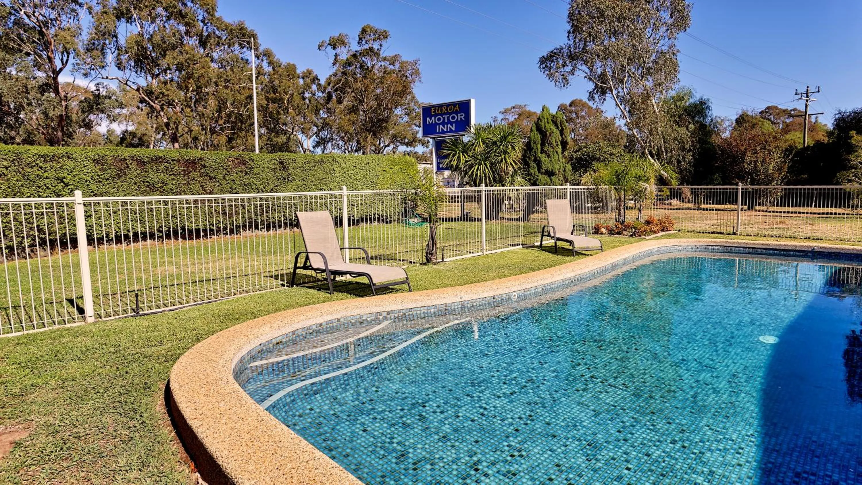 Swimming pool in Euroa Motor Inn