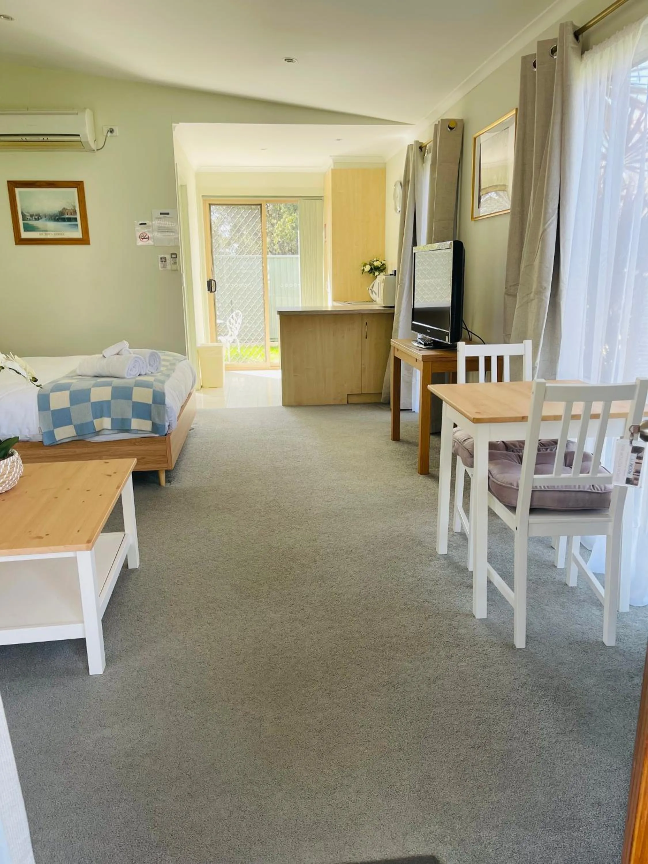 Bed in Euroa Motor Inn