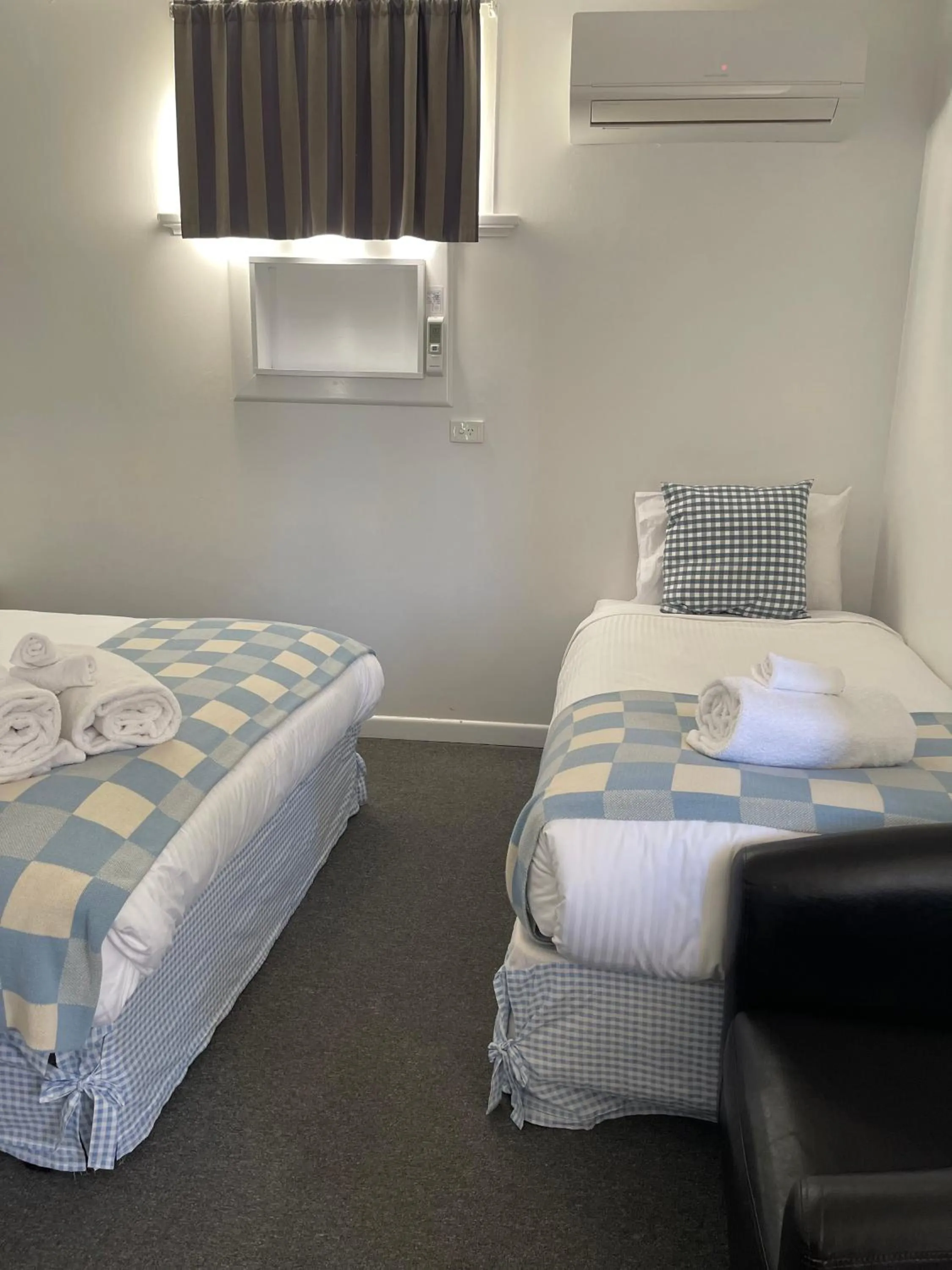 Bed in Euroa Motor Inn