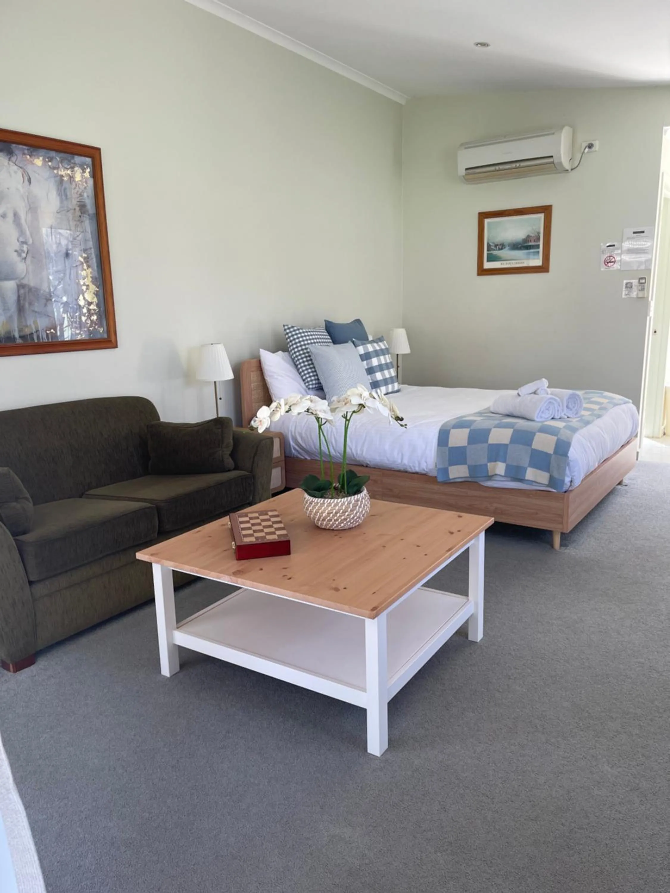 Bed in Euroa Motor Inn