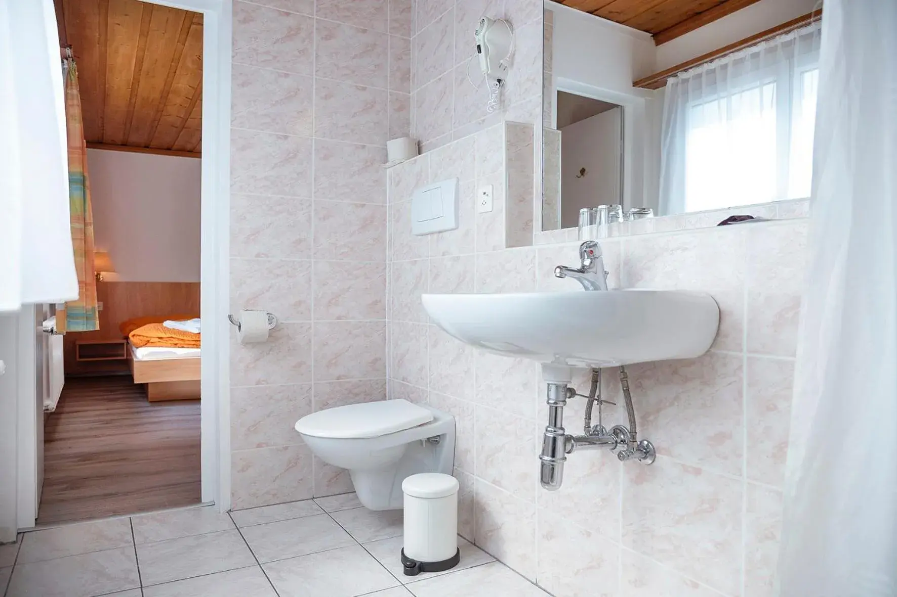 Double Room with Mountain View - single occupancy in B&B La Tgamona Double Room with Mountain View - single occupancy in B&B La Tgamona