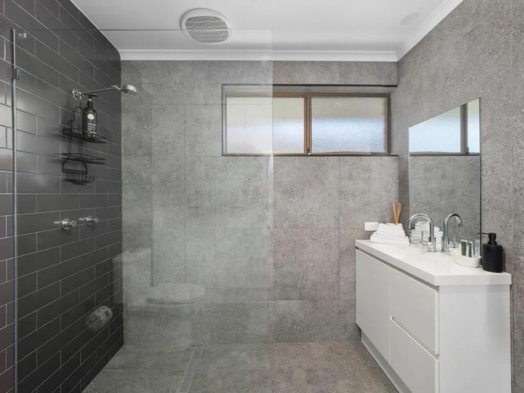 Shower in Ocean Park Motel & Holiday Apartments