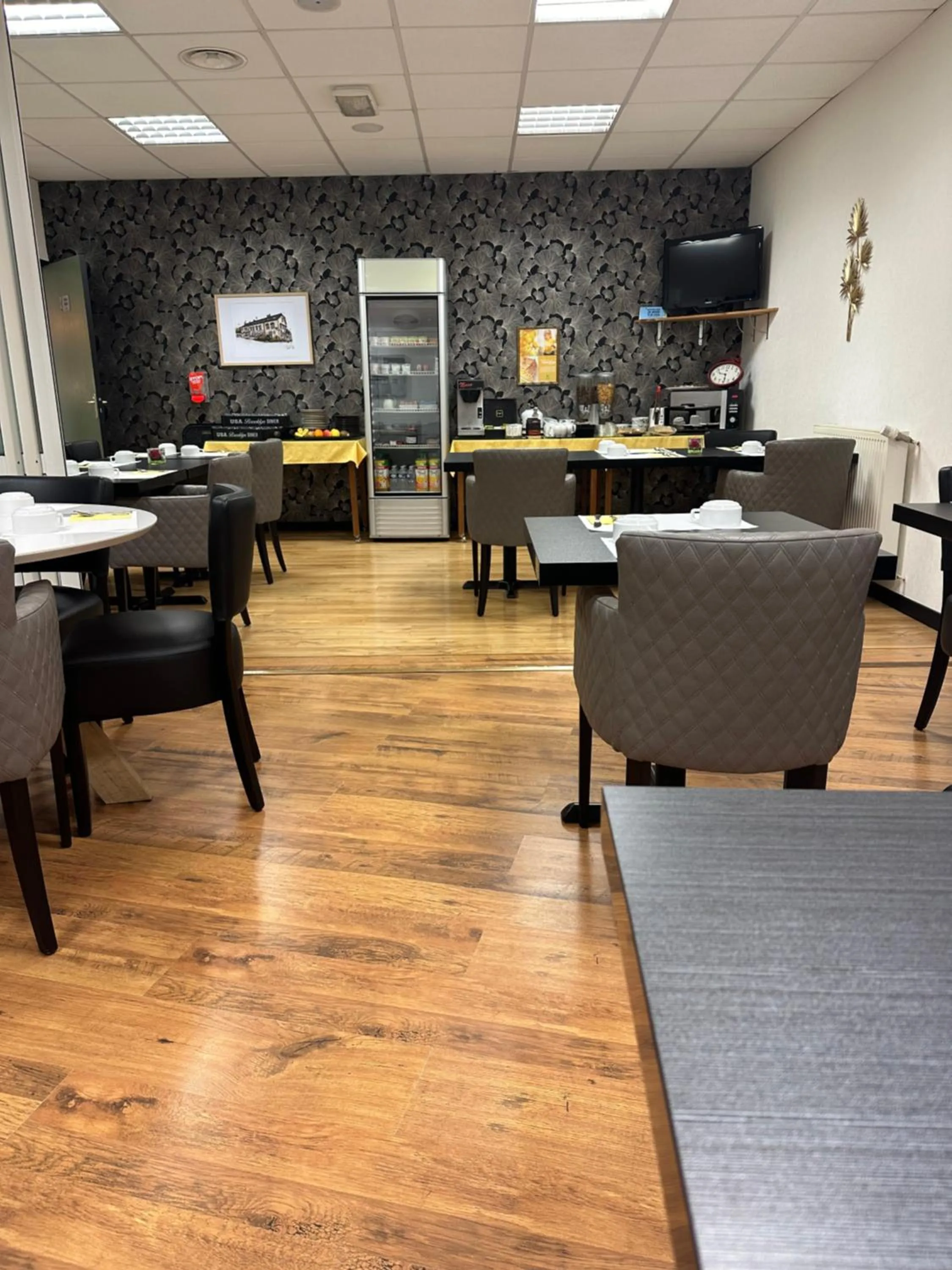 Continental breakfast in Brit Hotel Essentiel Pontivy Robic