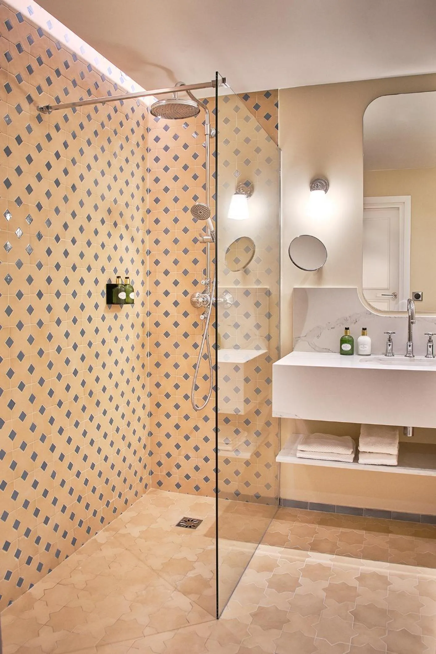 Shower in Le Pigonnet - Esprit de France