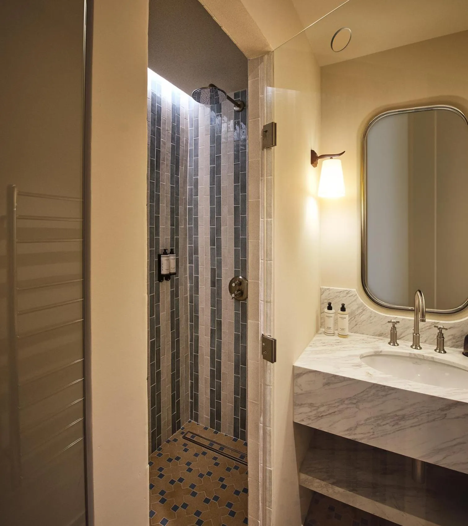 Shower in Le Pigonnet - Esprit de France