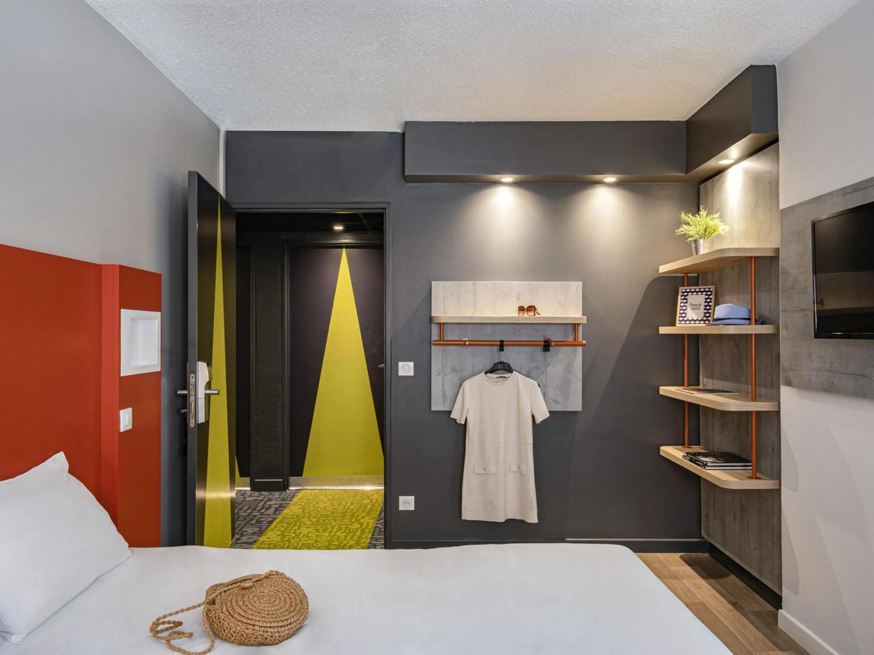 Bedroom, Bed in ibis budget Nice Californie Lenval