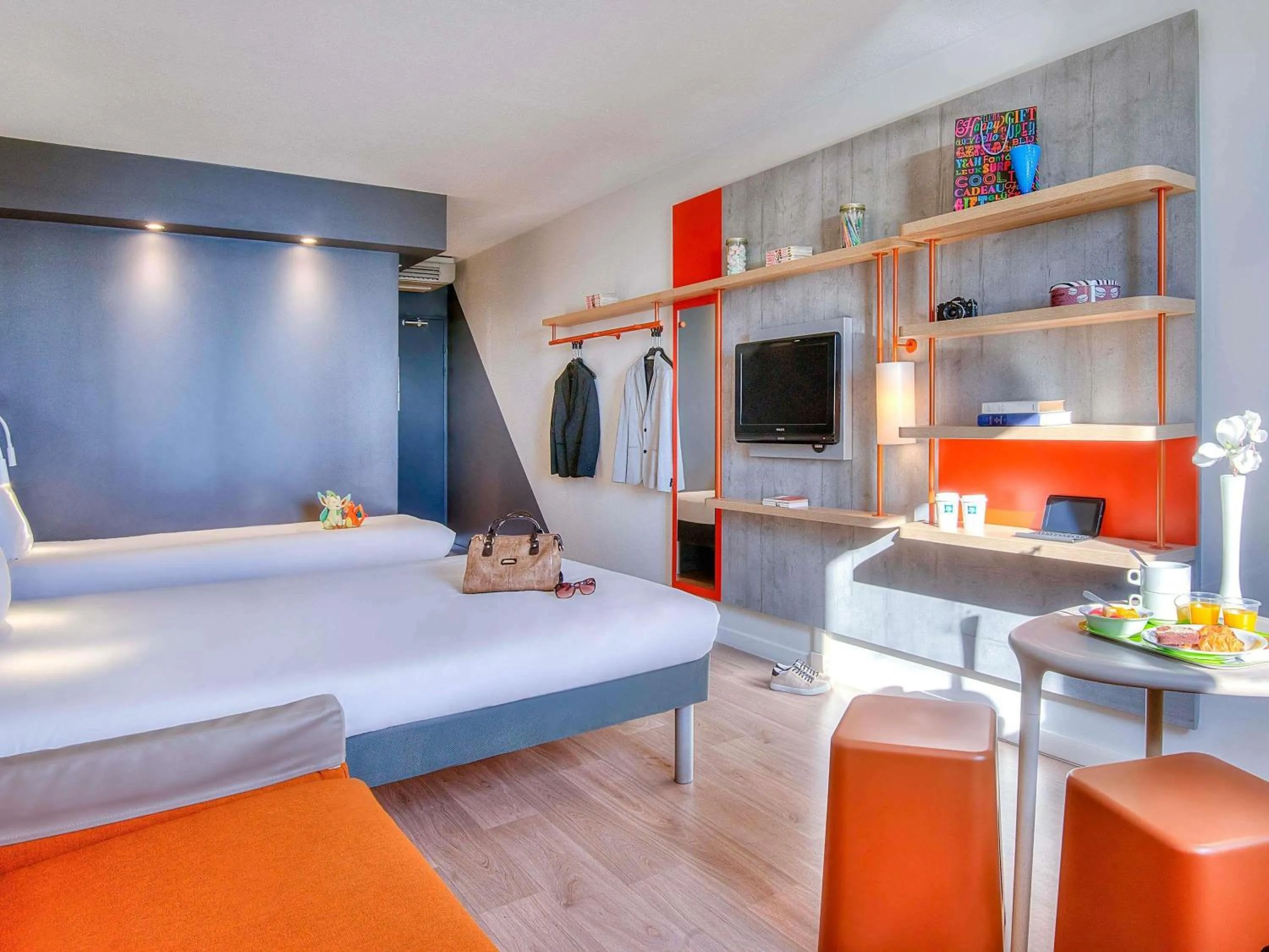 Bedroom, Bed in ibis budget Nice Californie Lenval