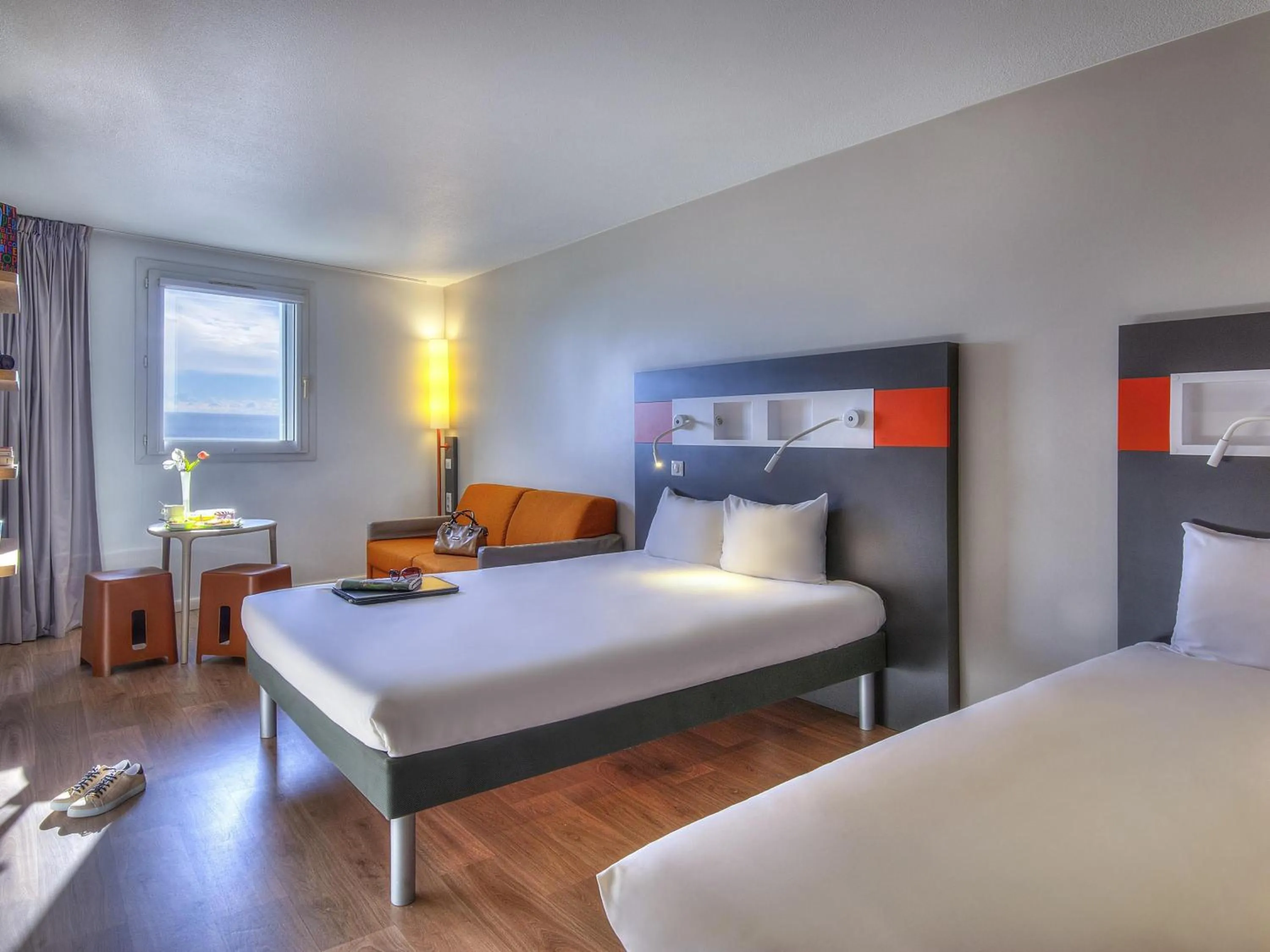 Bedroom, Bed in ibis budget Nice Californie Lenval