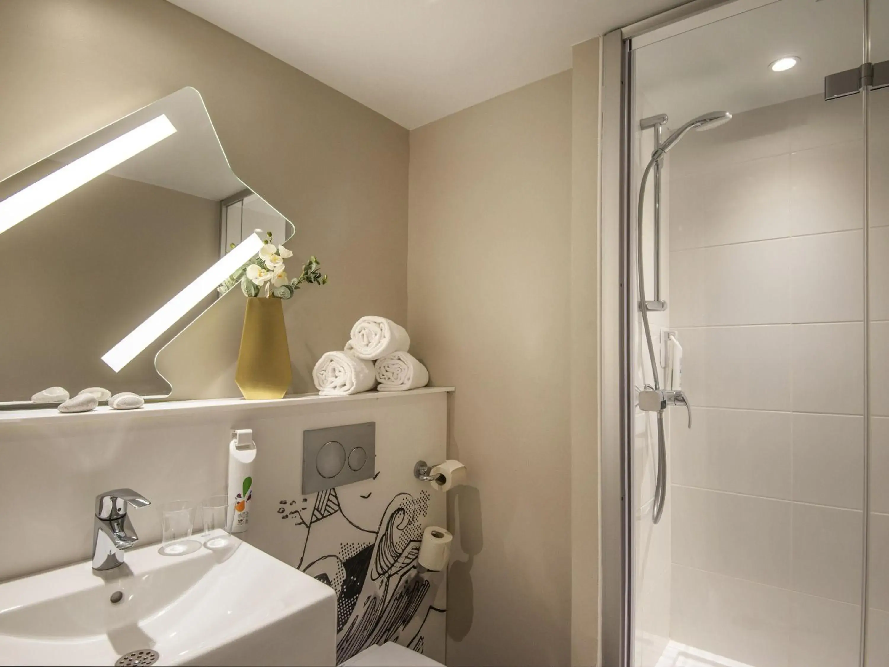 Bedroom in ibis budget Nice Californie Lenval Bedroom in ibis budget Nice Californie Lenval