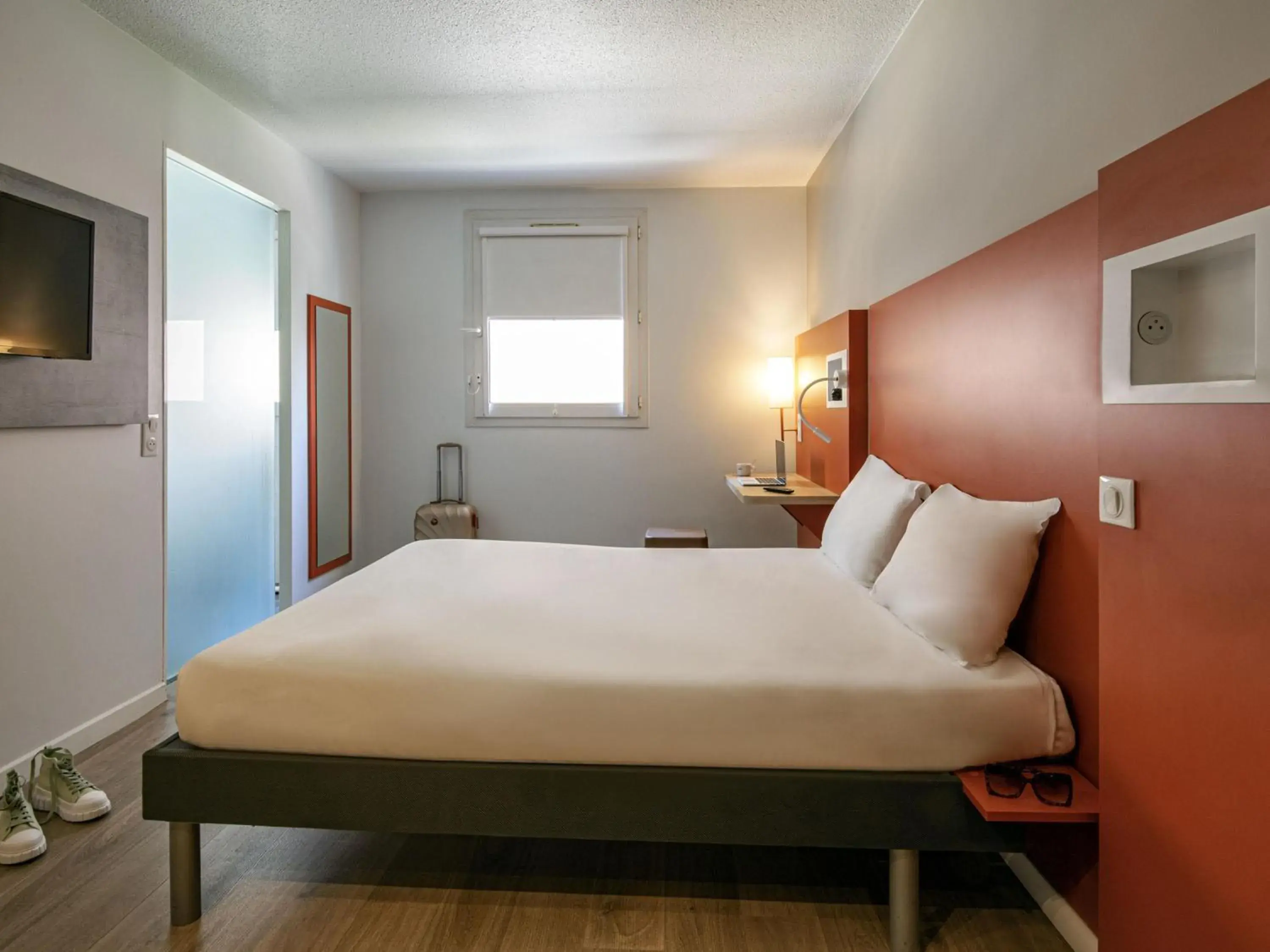 Bedroom, Bed in ibis budget Nice Californie Lenval Bedroom, Bed in ibis budget Nice Californie Lenval