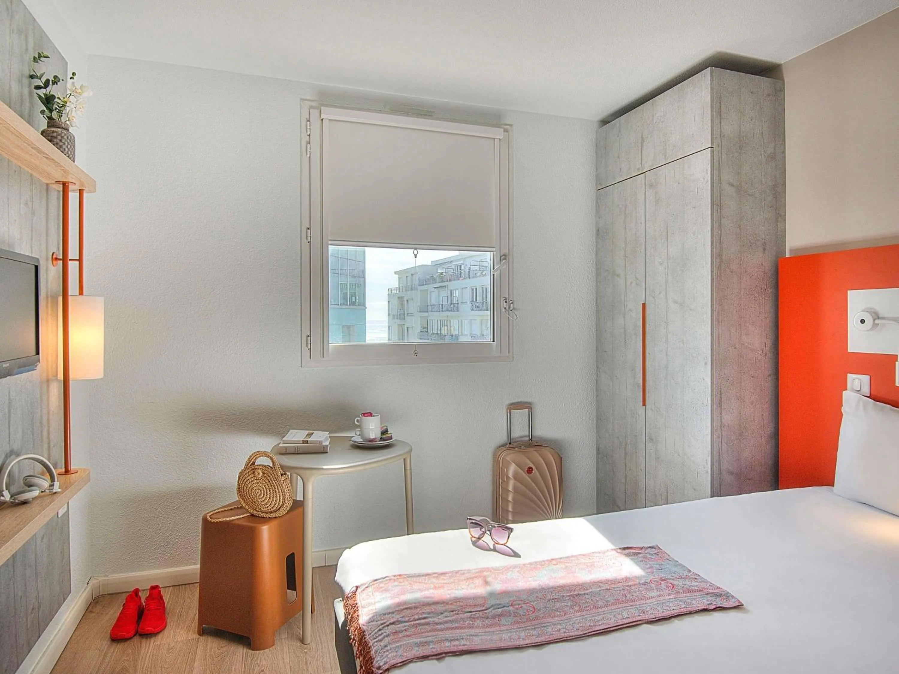 Bedroom, Bed in ibis budget Nice Californie Lenval