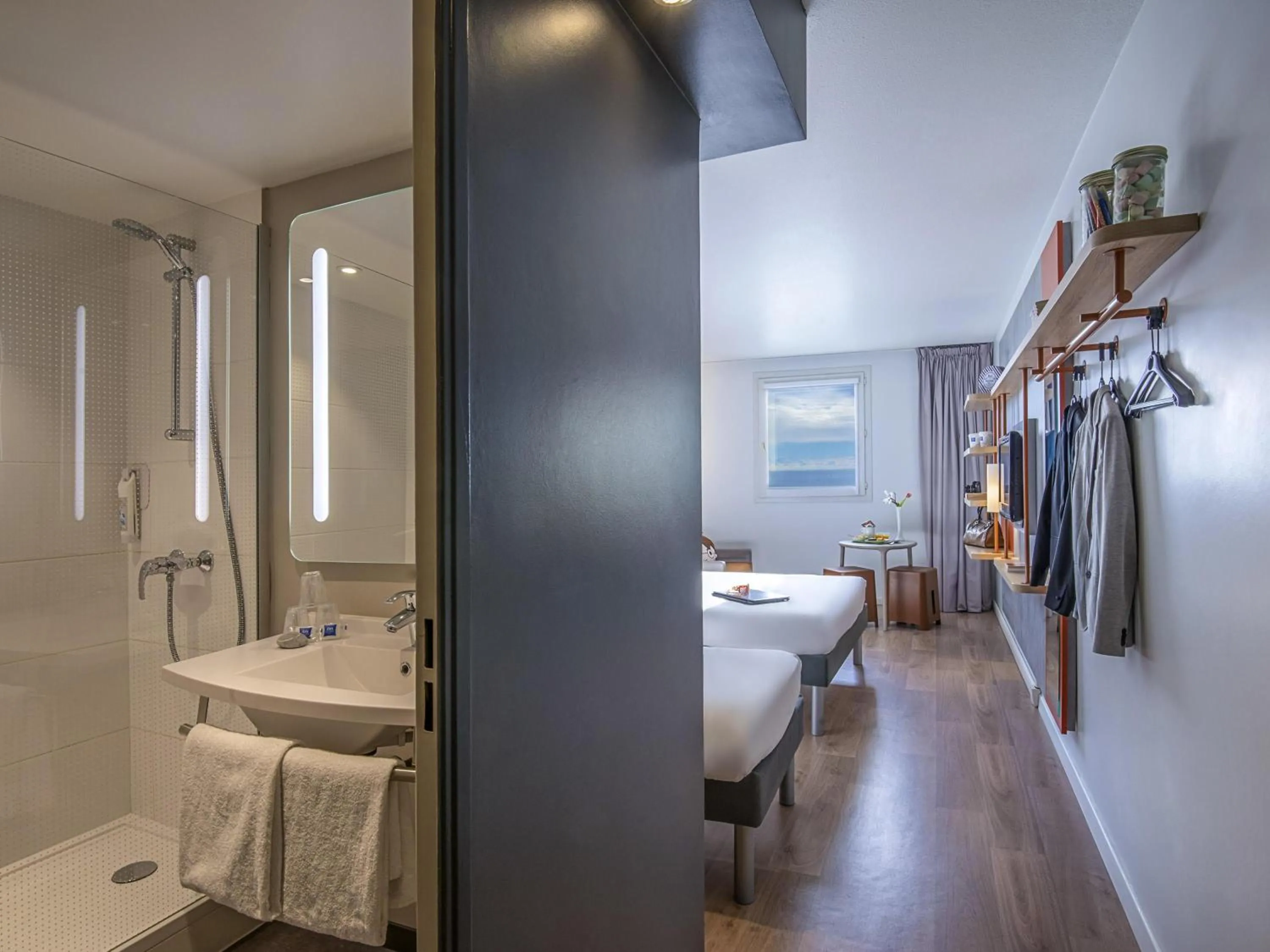 Bedroom, Bed in ibis budget Nice Californie Lenval