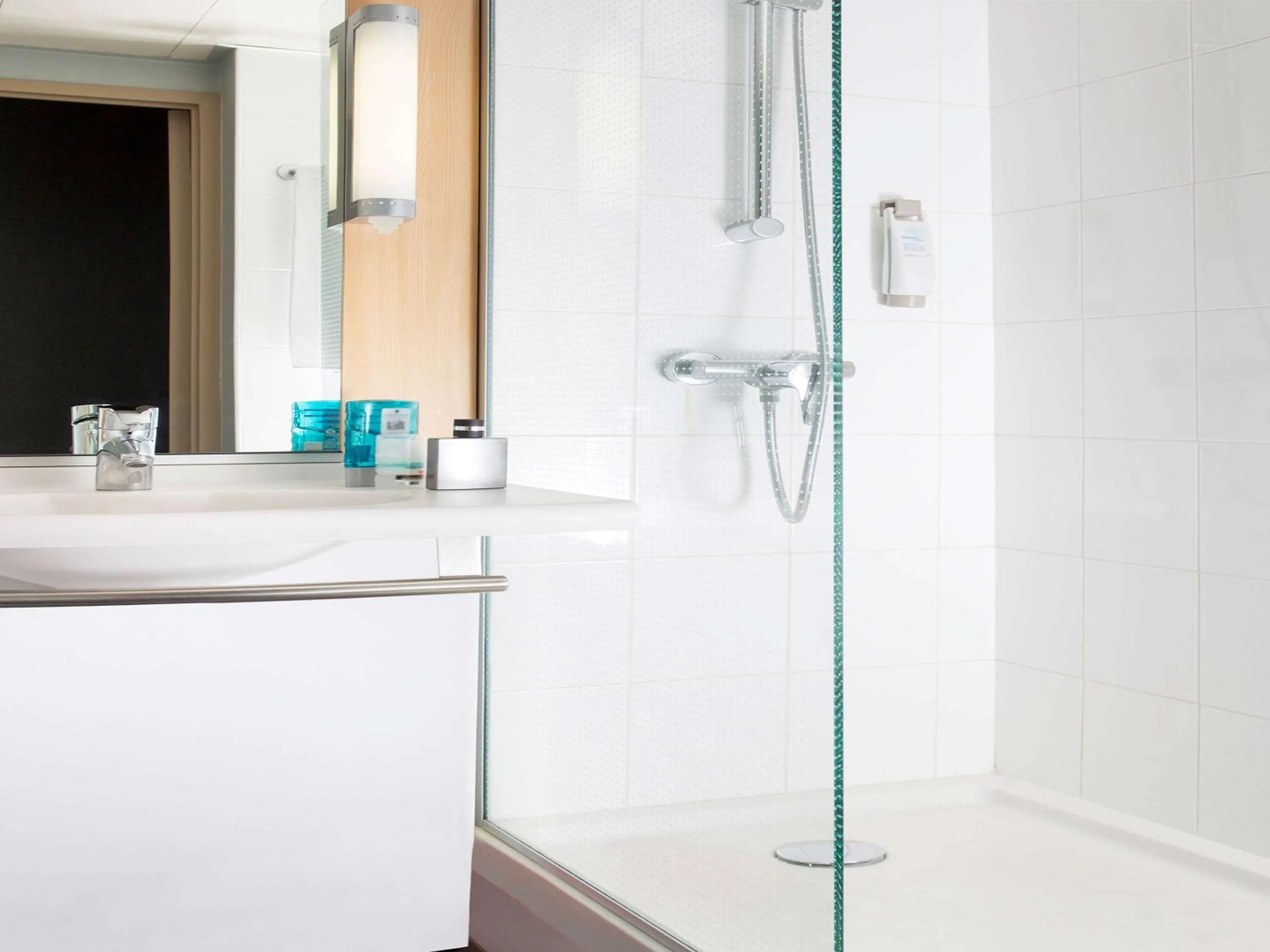 Photo of the whole room in ibis Lyon Gerland Musée des Confluences