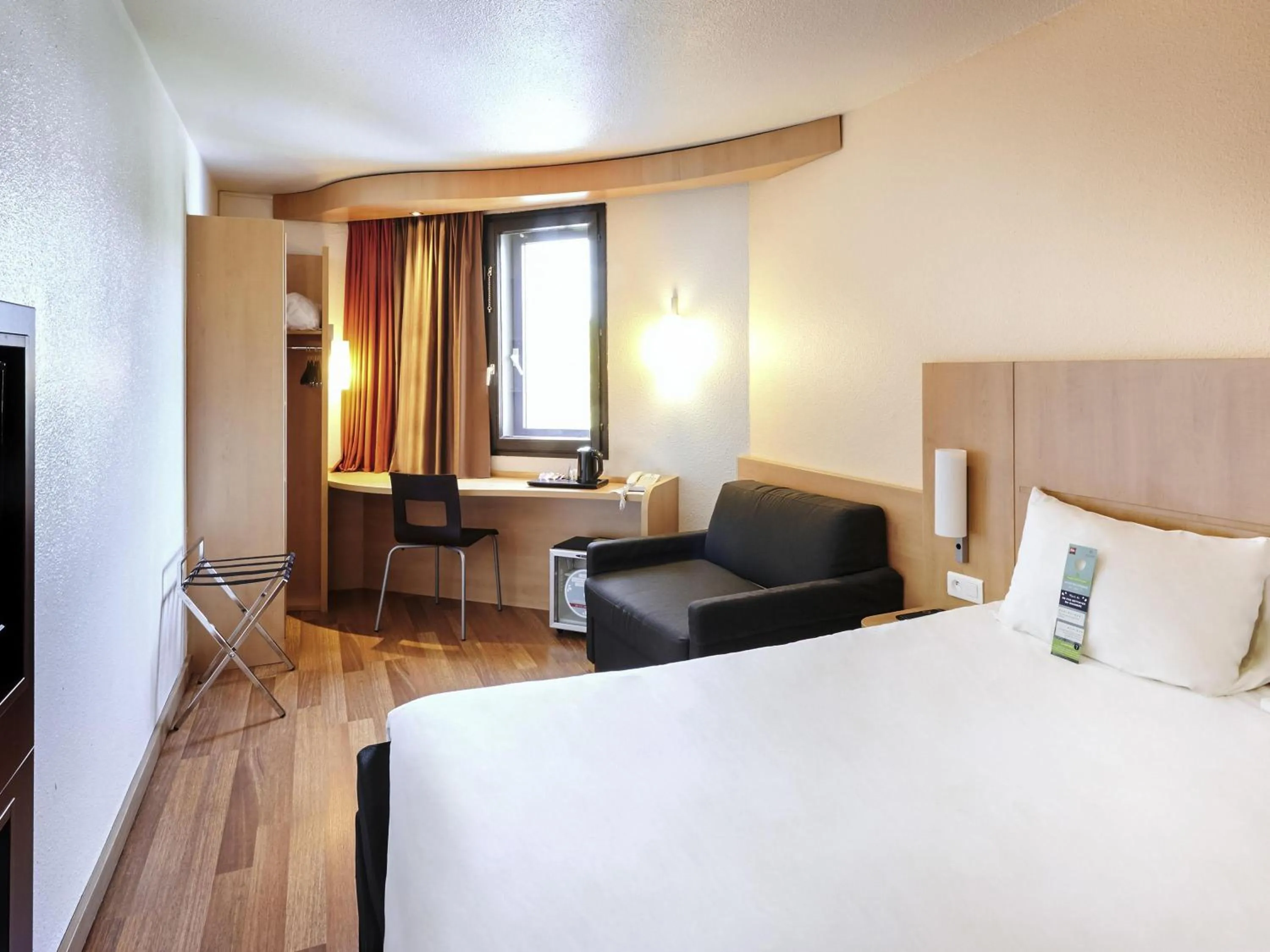 Bedroom, Bed in ibis Lyon Gerland Musée des Confluences