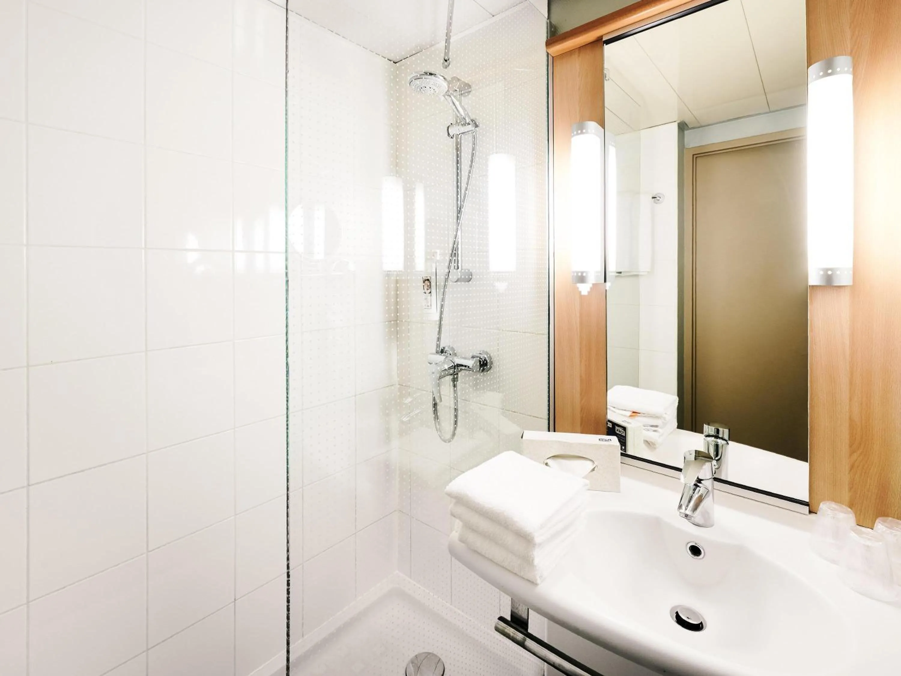 Bedroom in ibis Lyon Gerland Musée des Confluences