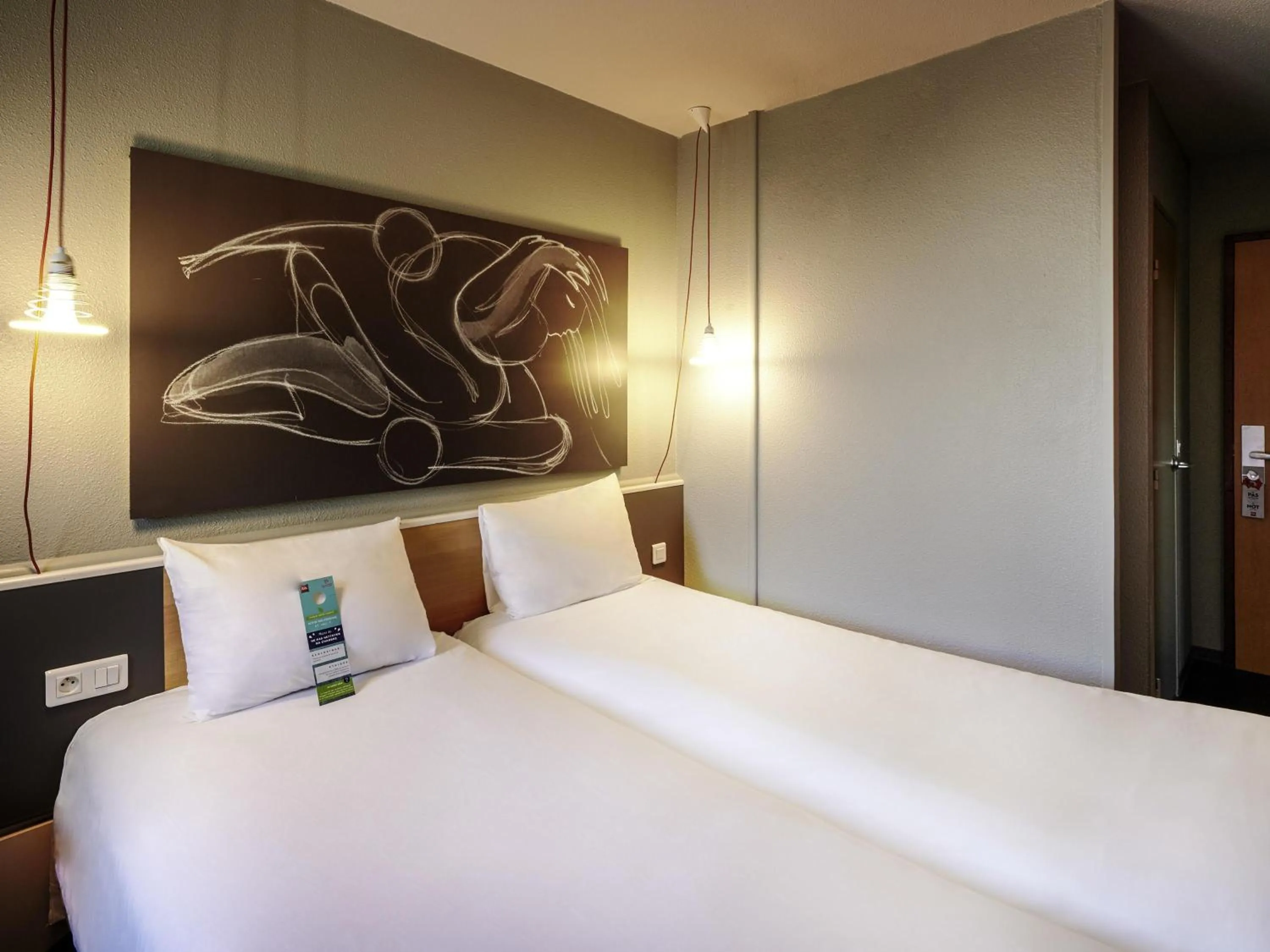 Bedroom, Bed in ibis Lyon Gerland Musée des Confluences