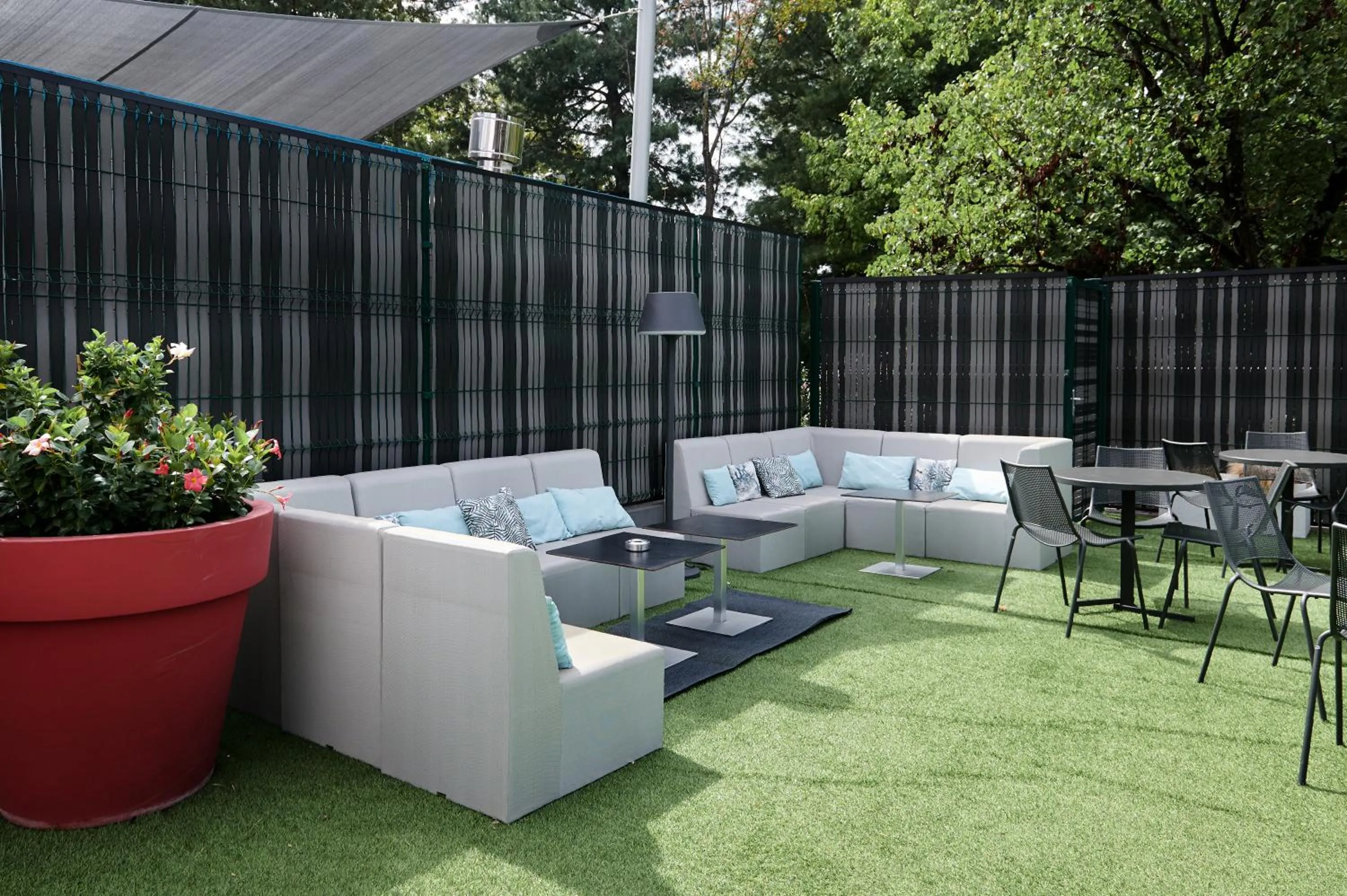 Patio in ibis Lyon Gerland Musée des Confluences