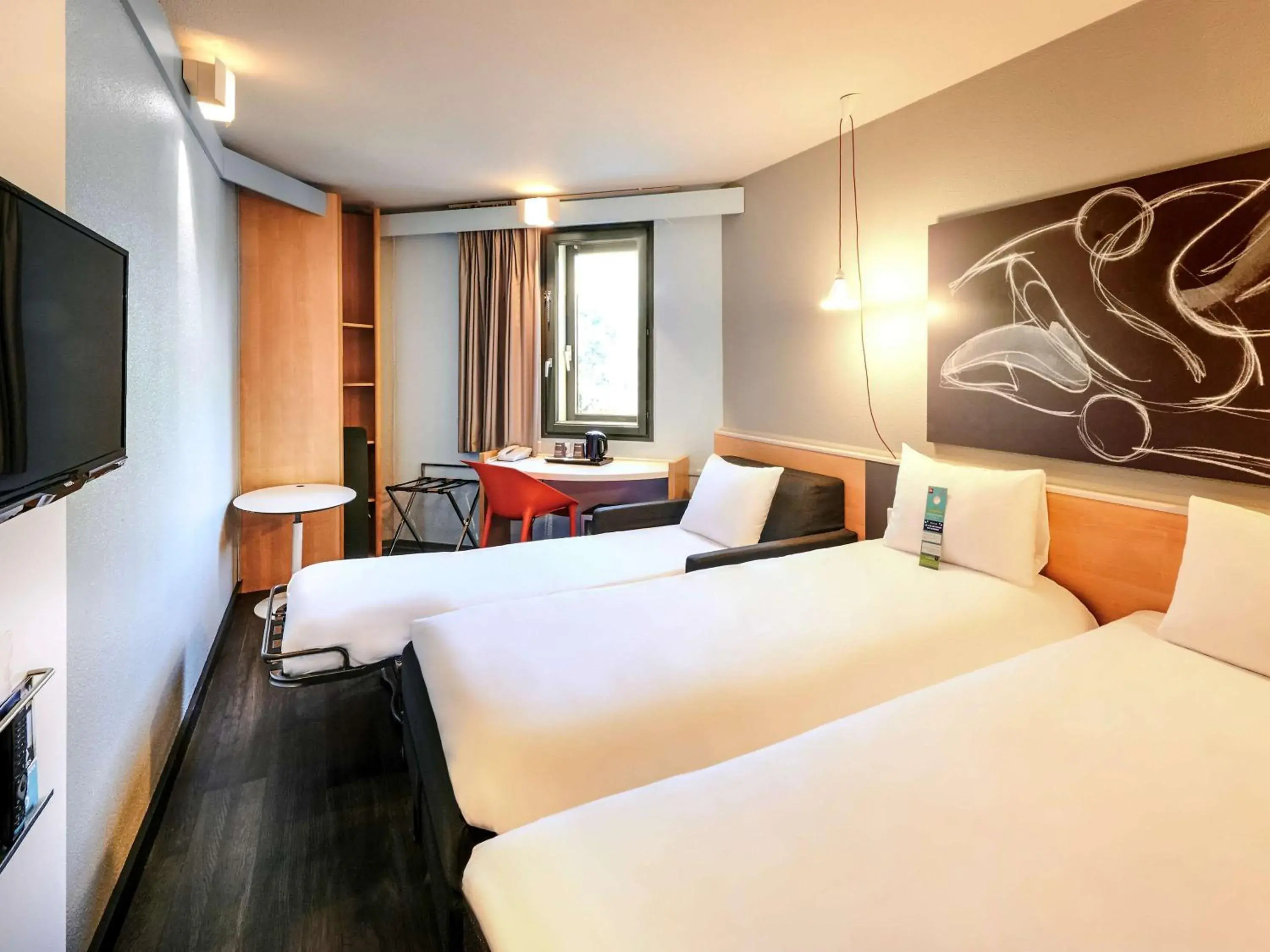 Photo of the whole room, Bed in ibis Lyon Gerland Musée des Confluences Photo of the whole room, Bed in ibis Lyon Gerland Musée des Confluences
