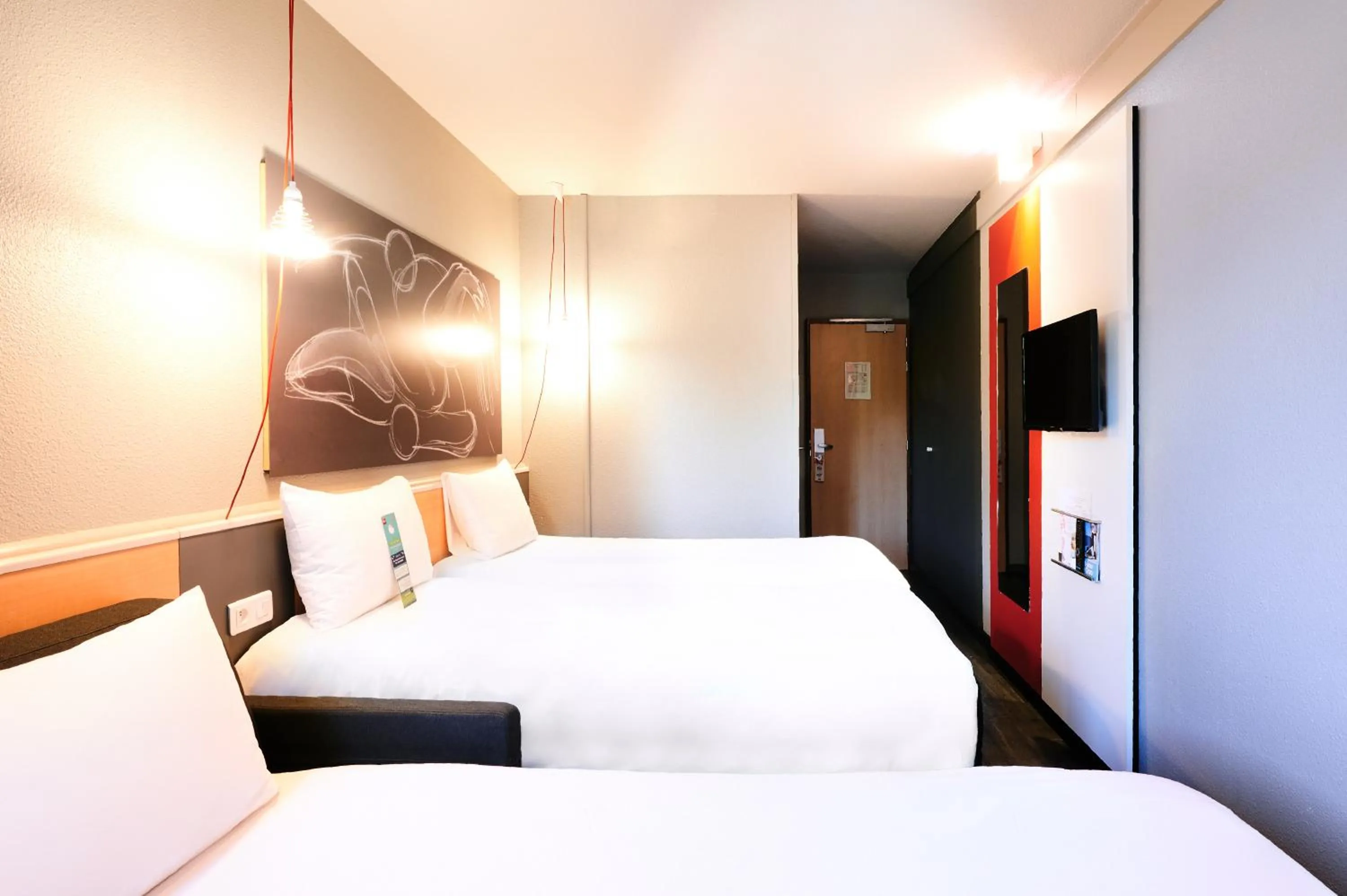 Bedroom, Bed in ibis Lyon Gerland Musée des Confluences