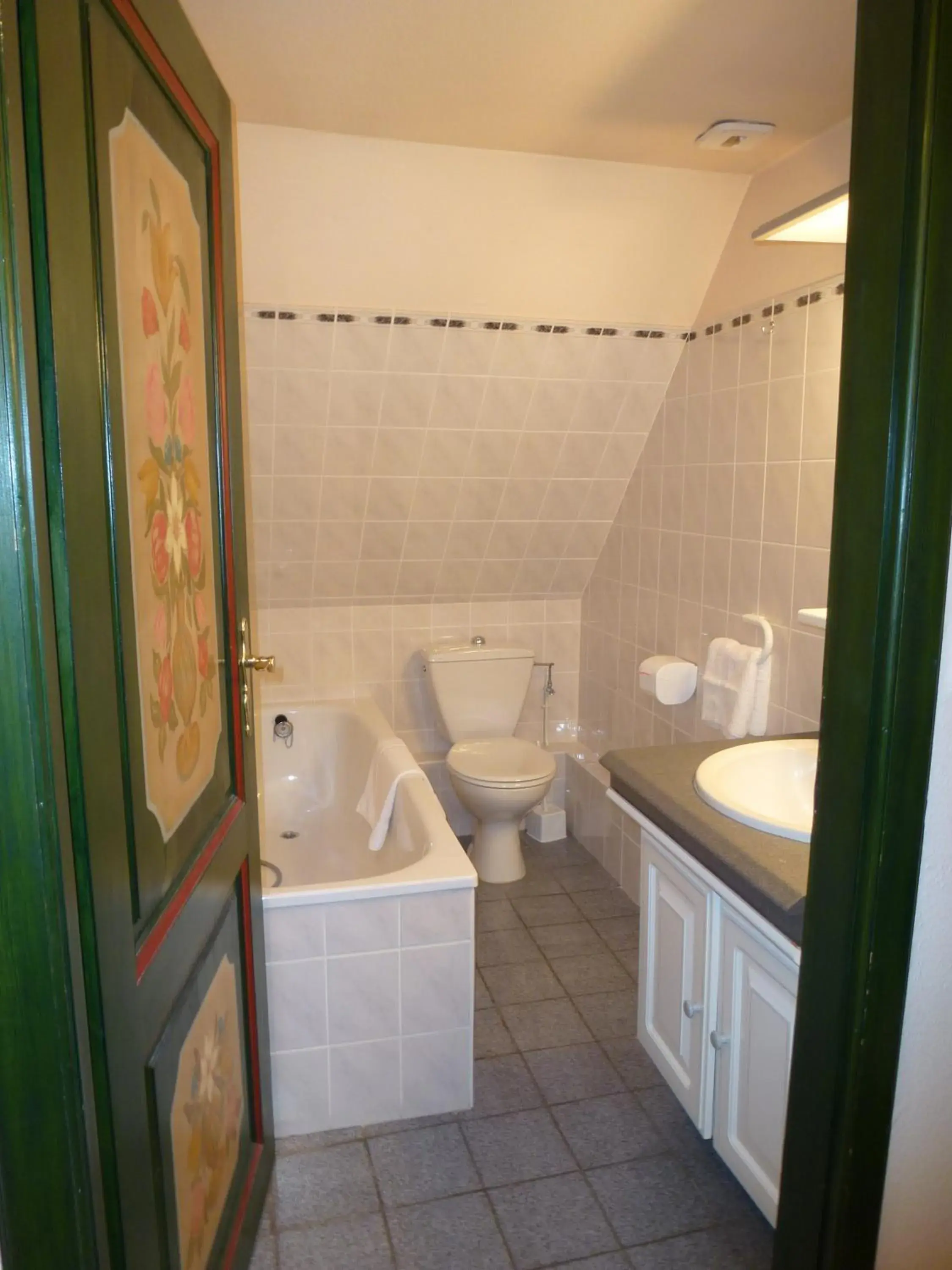 Bathroom in La Cour du Bailli Suites & Spa