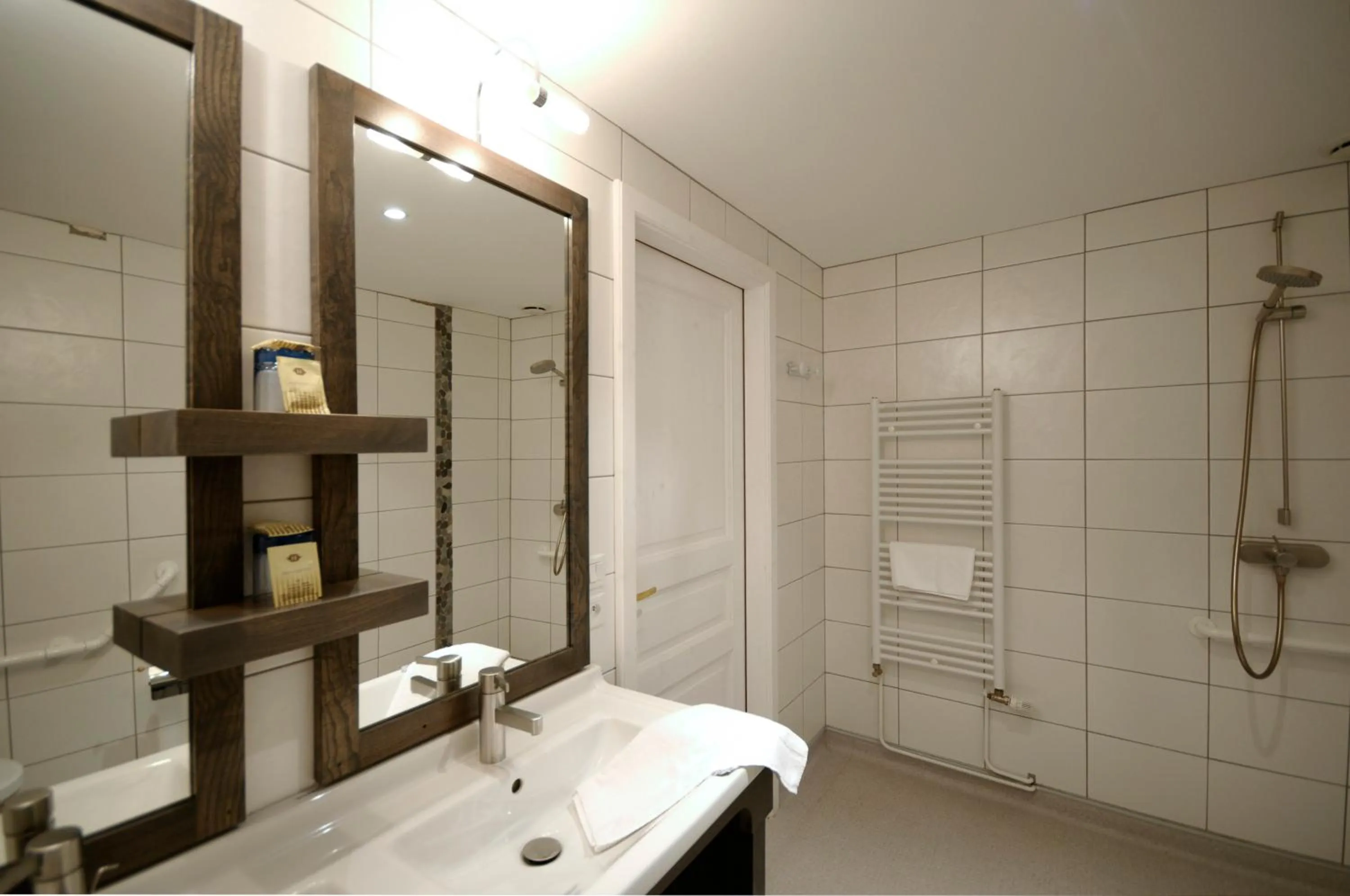 Bathroom in La Cour du Bailli Suites & Spa