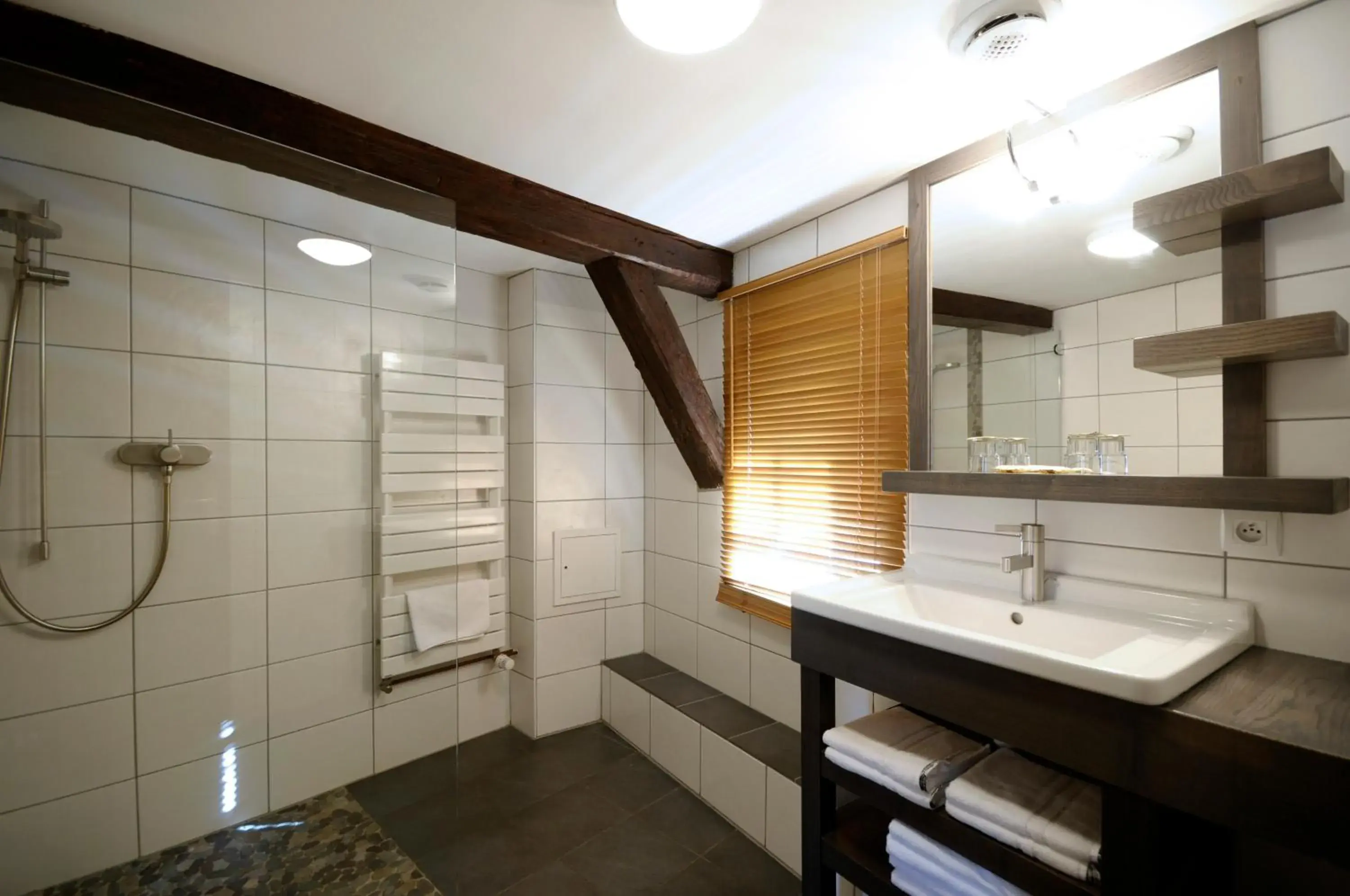 Bathroom in La Cour du Bailli Suites & Spa