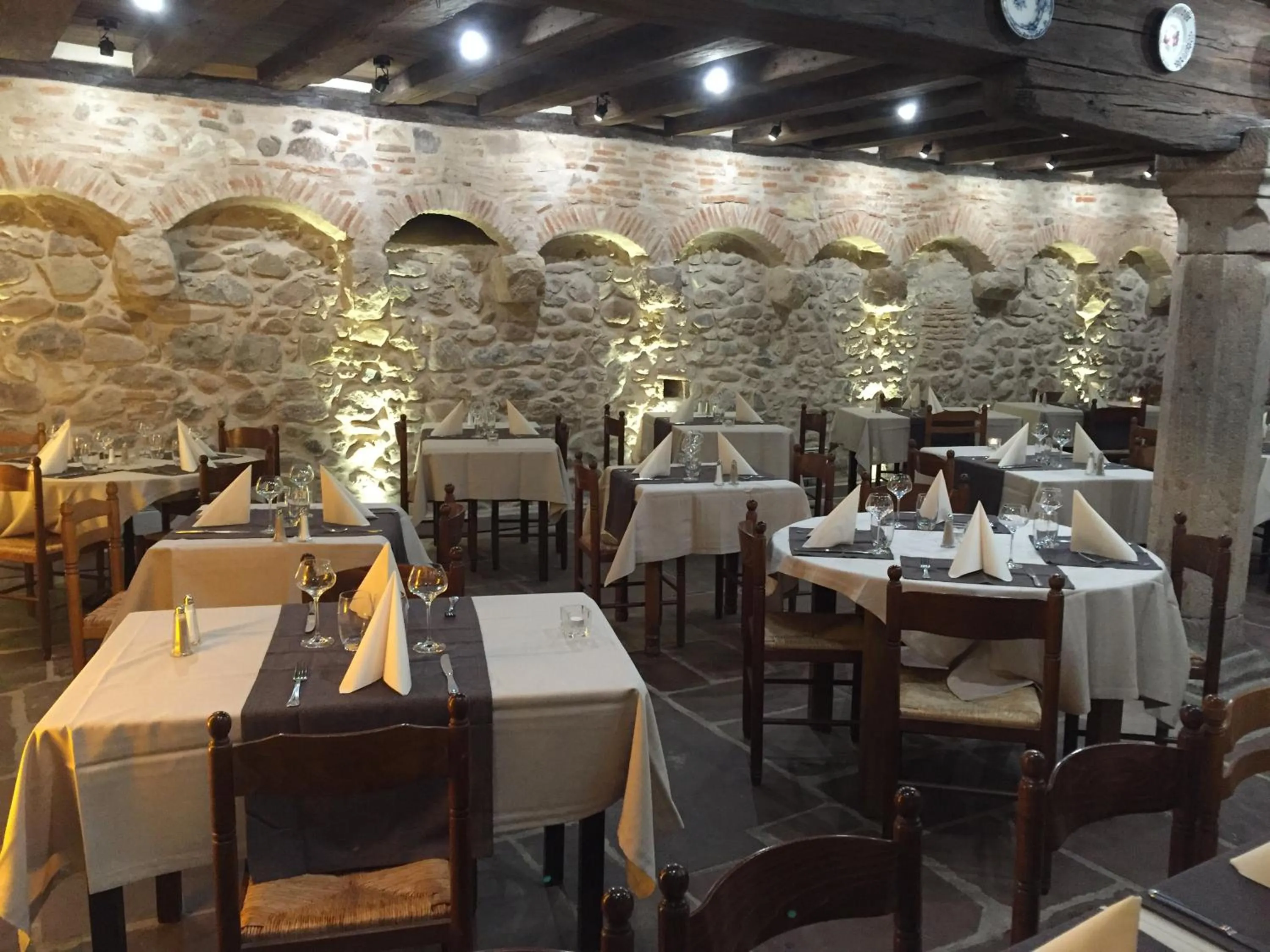 Restaurant/places to eat in La Cour du Bailli Suites & Spa