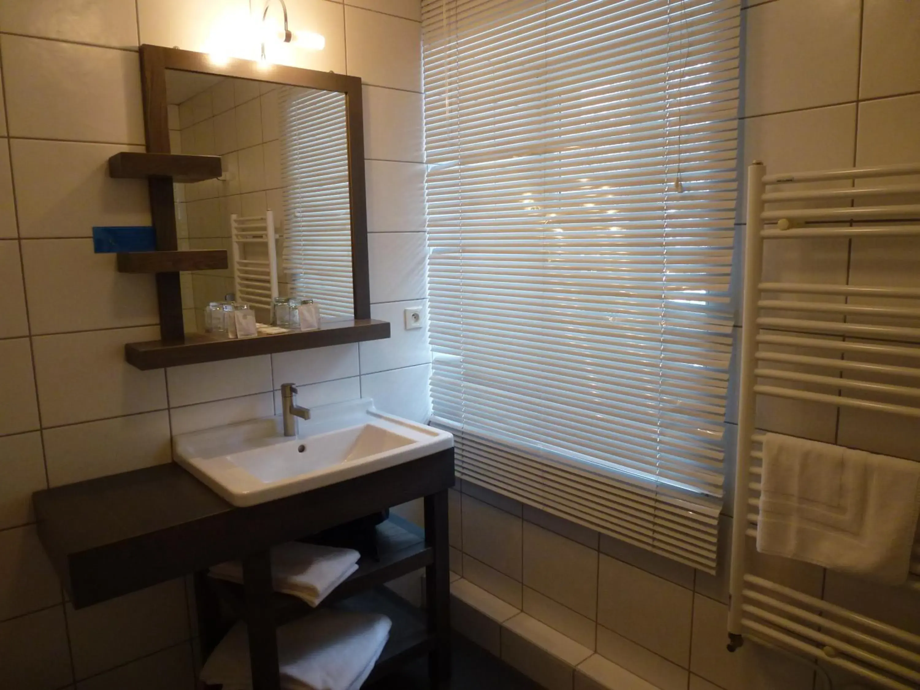 Bathroom in La Cour du Bailli Suites & Spa