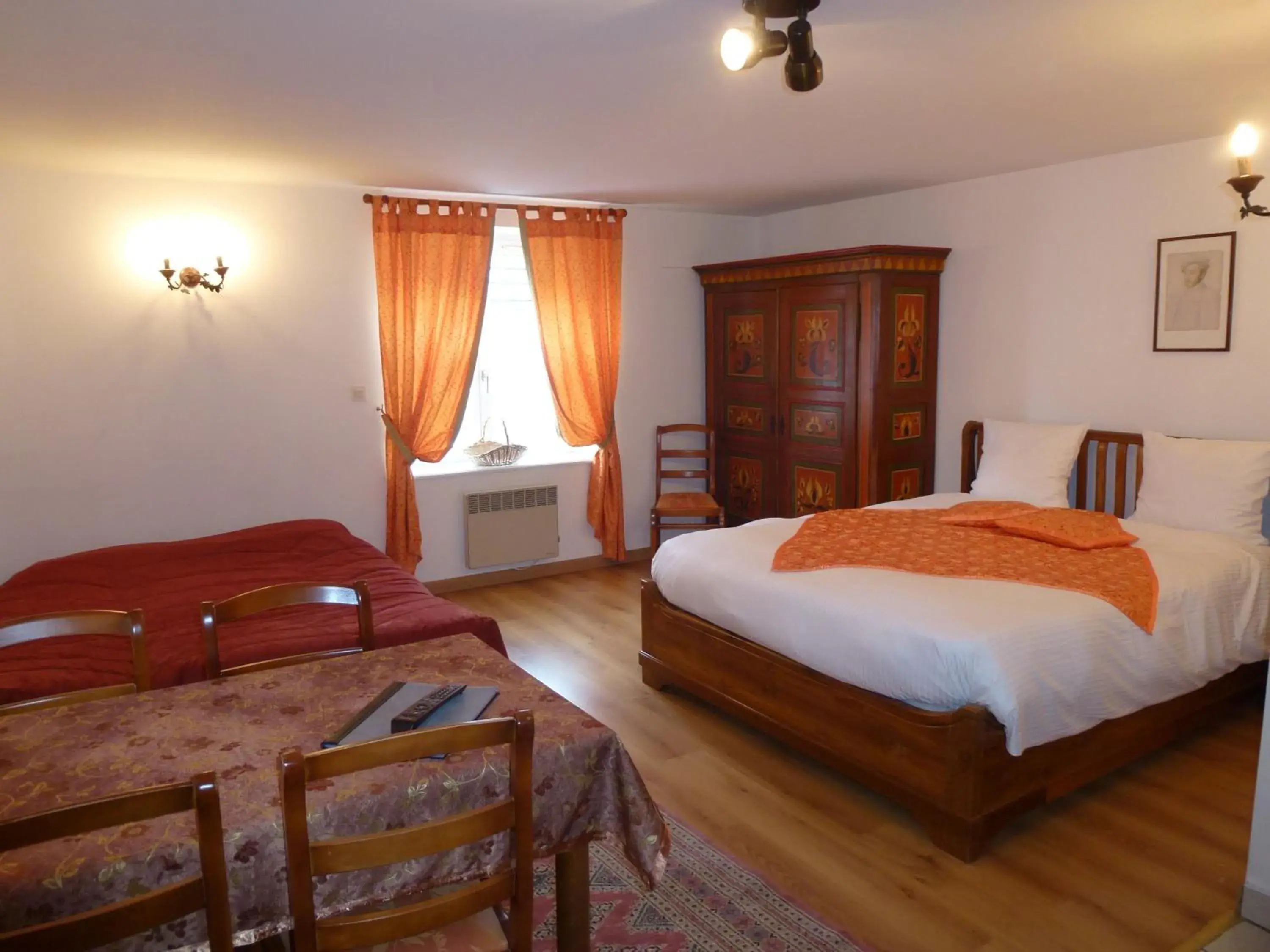 Photo of the whole room, Bed in La Cour du Bailli Suites & Spa