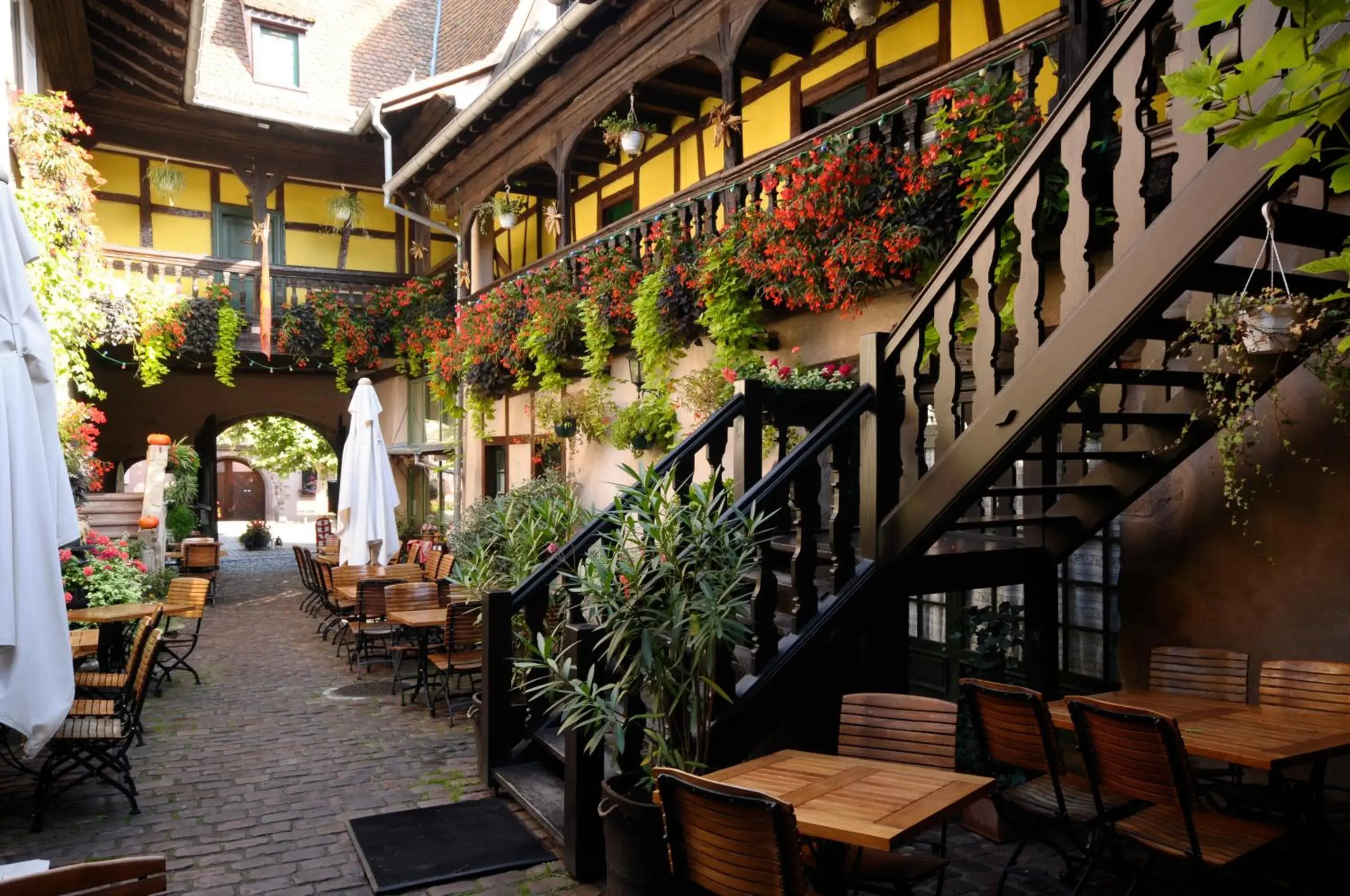 Patio, Restaurant/Places to Eat in La Cour du Bailli Suites & Spa