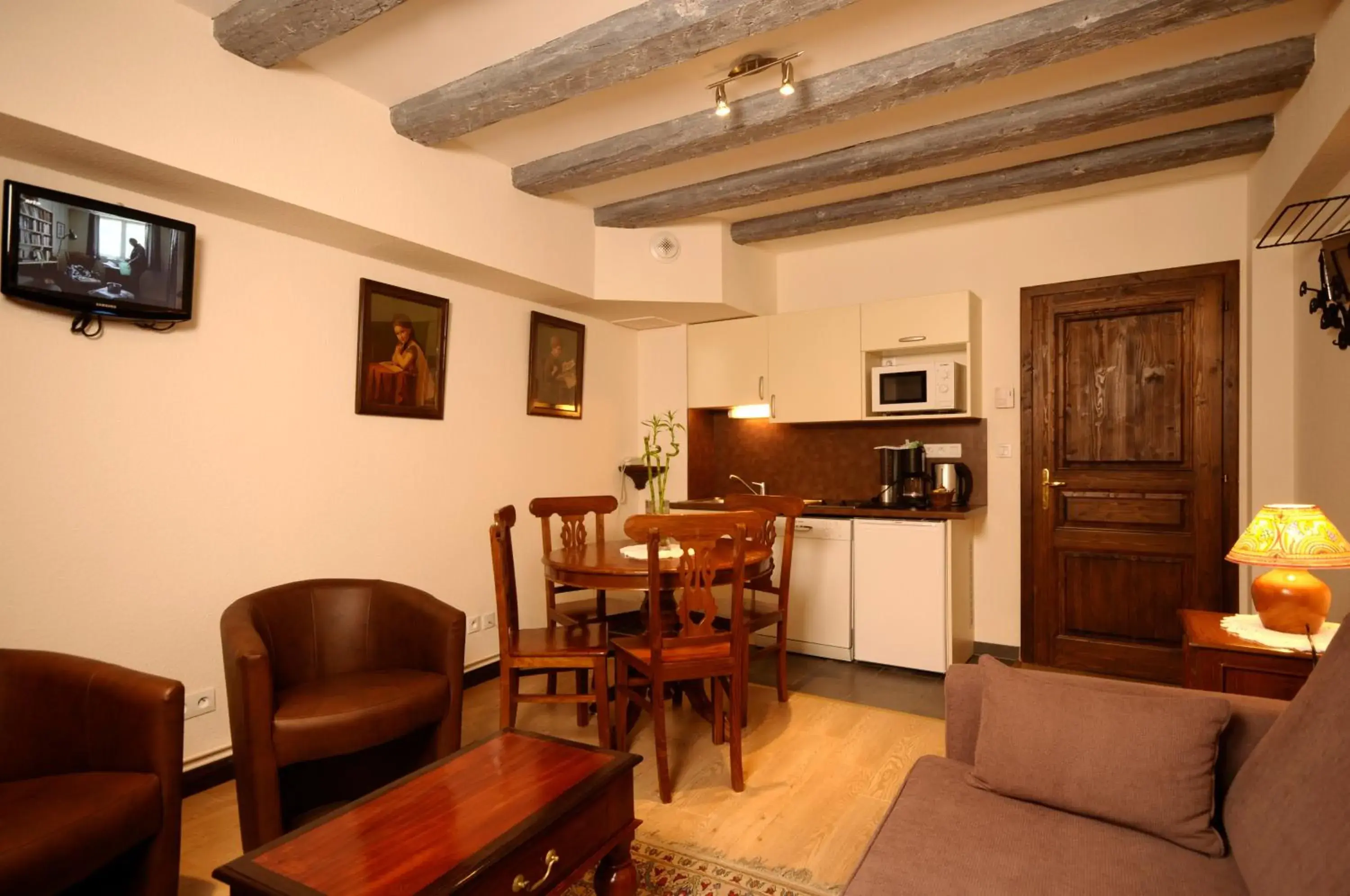 Kitchen or kitchenette, Seating Area in La Cour du Bailli Suites & Spa
