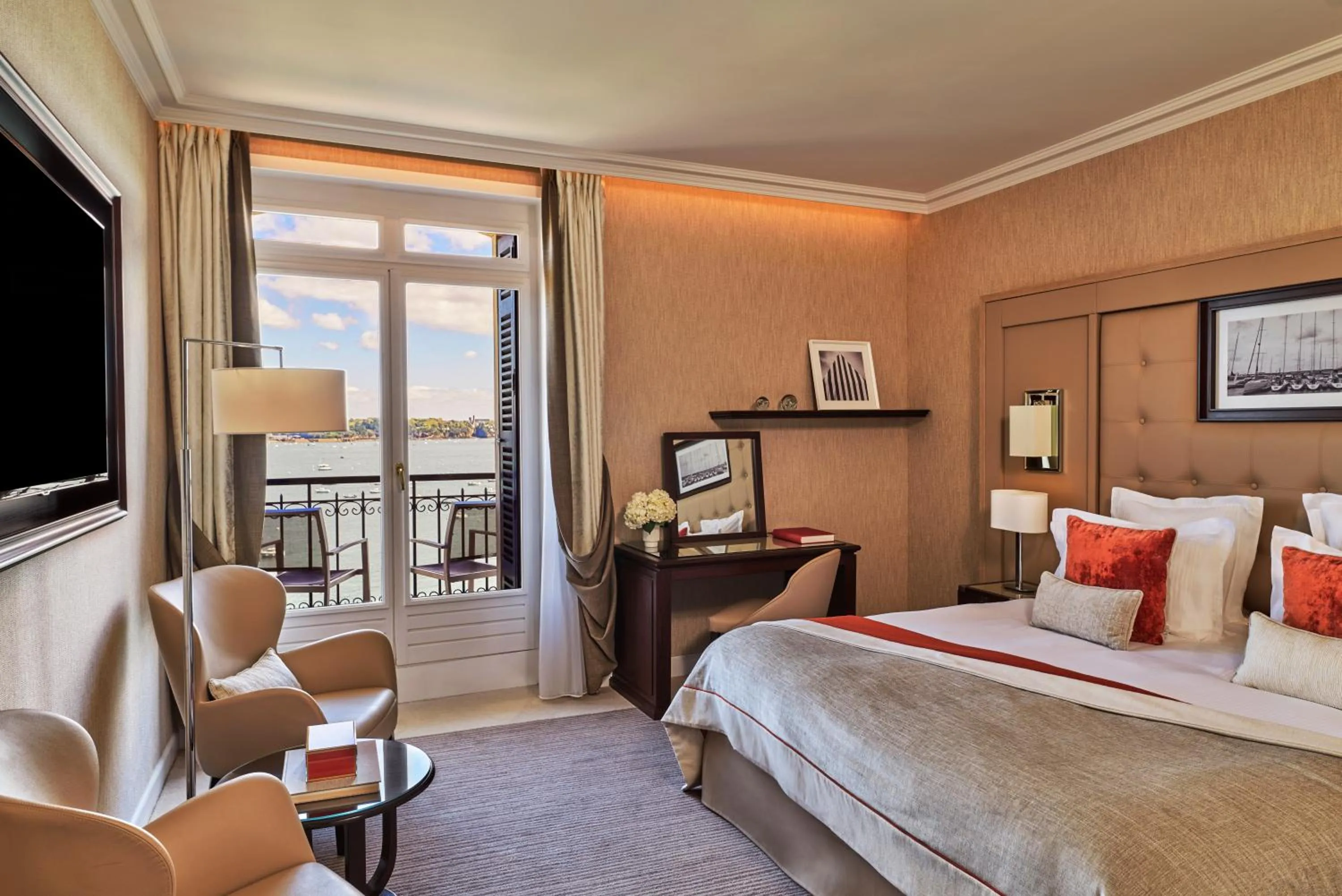 Bed in Hôtel Barrière Le Grand Hôtel Dinard