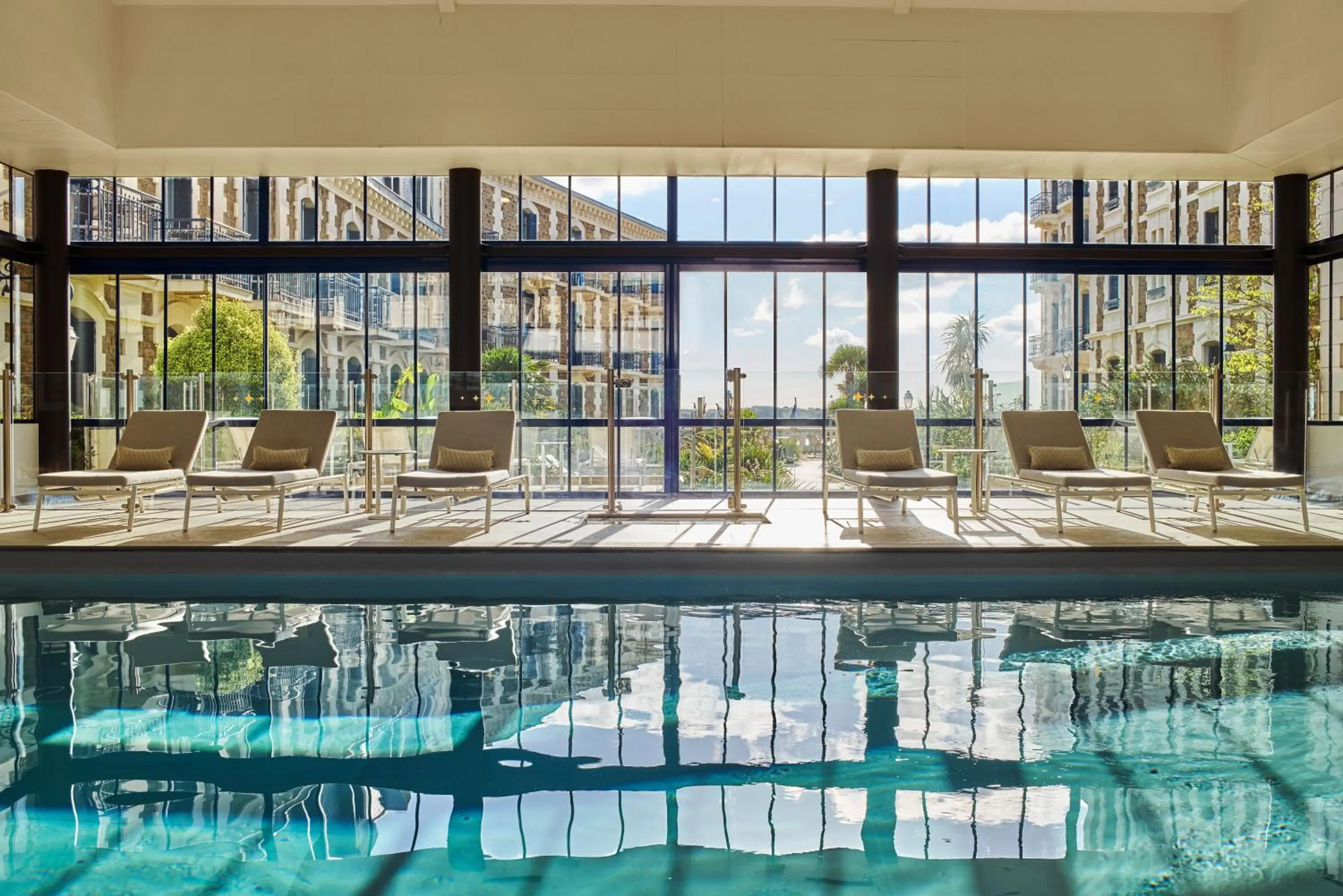 Swimming pool in Hôtel Barrière Le Grand Hôtel Dinard
