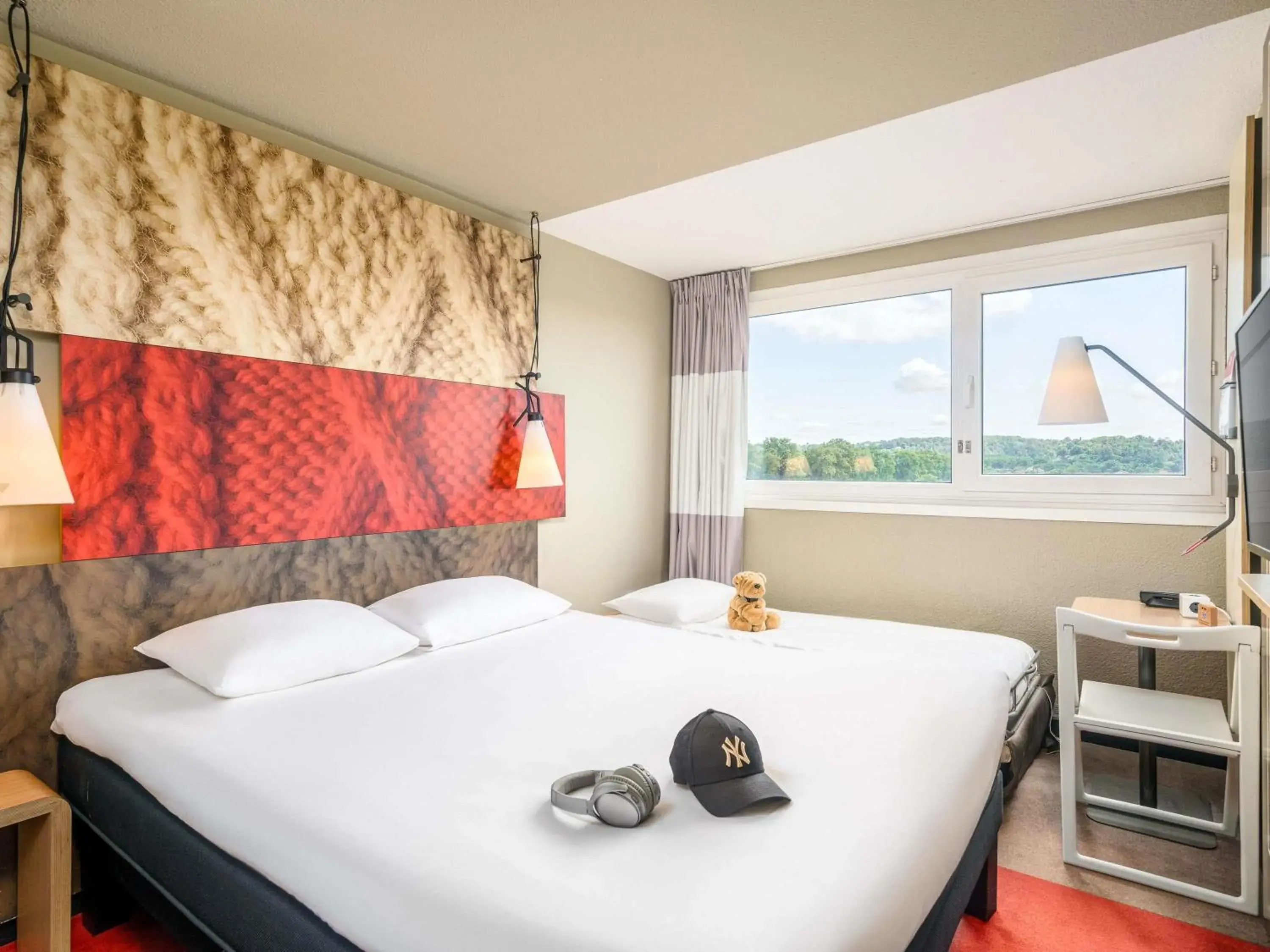 Bedroom, Bed in Ibis Lyon Villefranche Sur Saone Bedroom, Bed in Ibis Lyon Villefranche Sur Saone