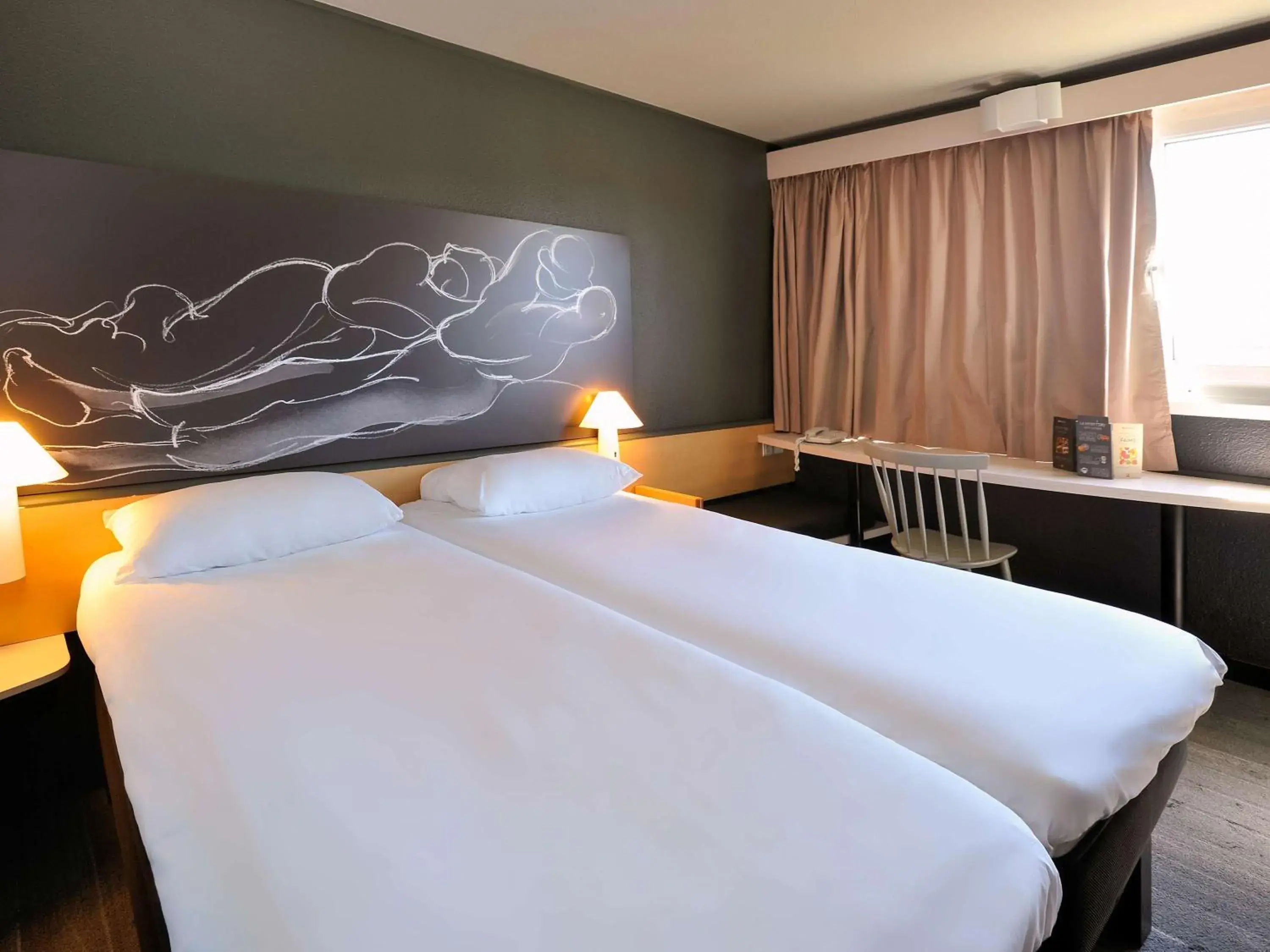 Bedroom, Bed in Ibis Lyon Villefranche Sur Saone Bedroom, Bed in Ibis Lyon Villefranche Sur Saone