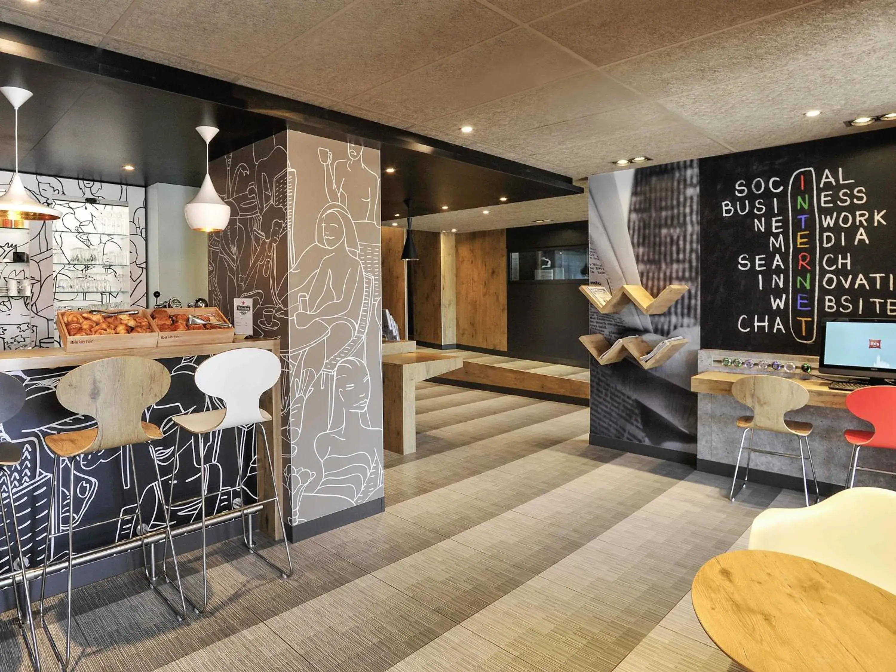 Lounge or bar in Ibis Lyon Villefranche Sur Saone Lounge or bar in Ibis Lyon Villefranche Sur Saone