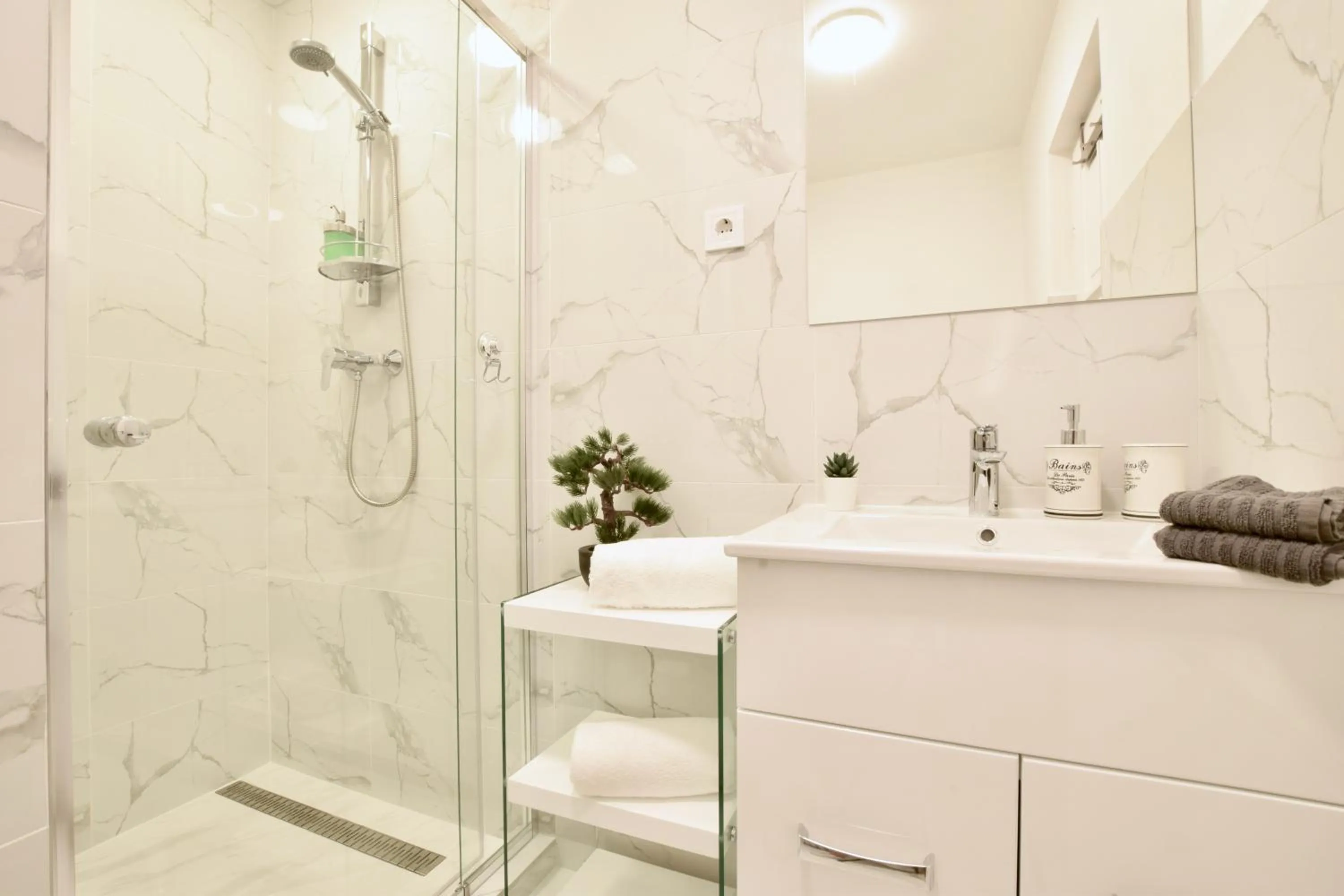 Shower in Luxury Apartment by Hi5 - Havas Street