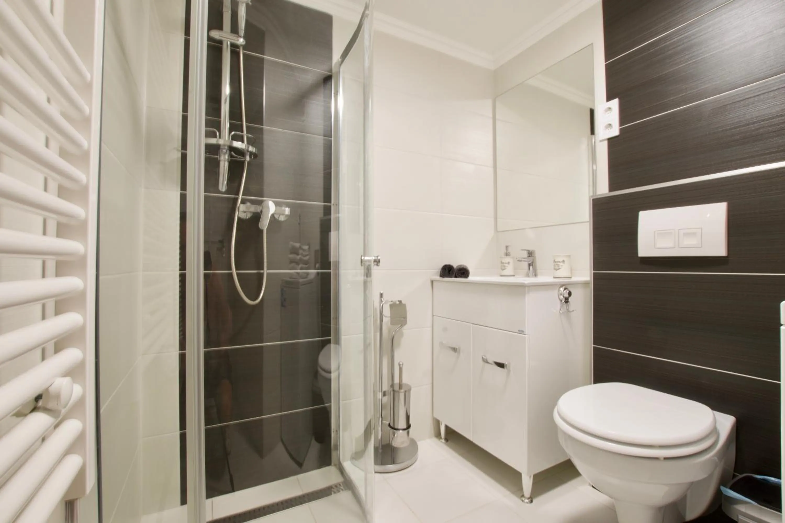 Shower in Luxury Apartment by Hi5 - Havas Street