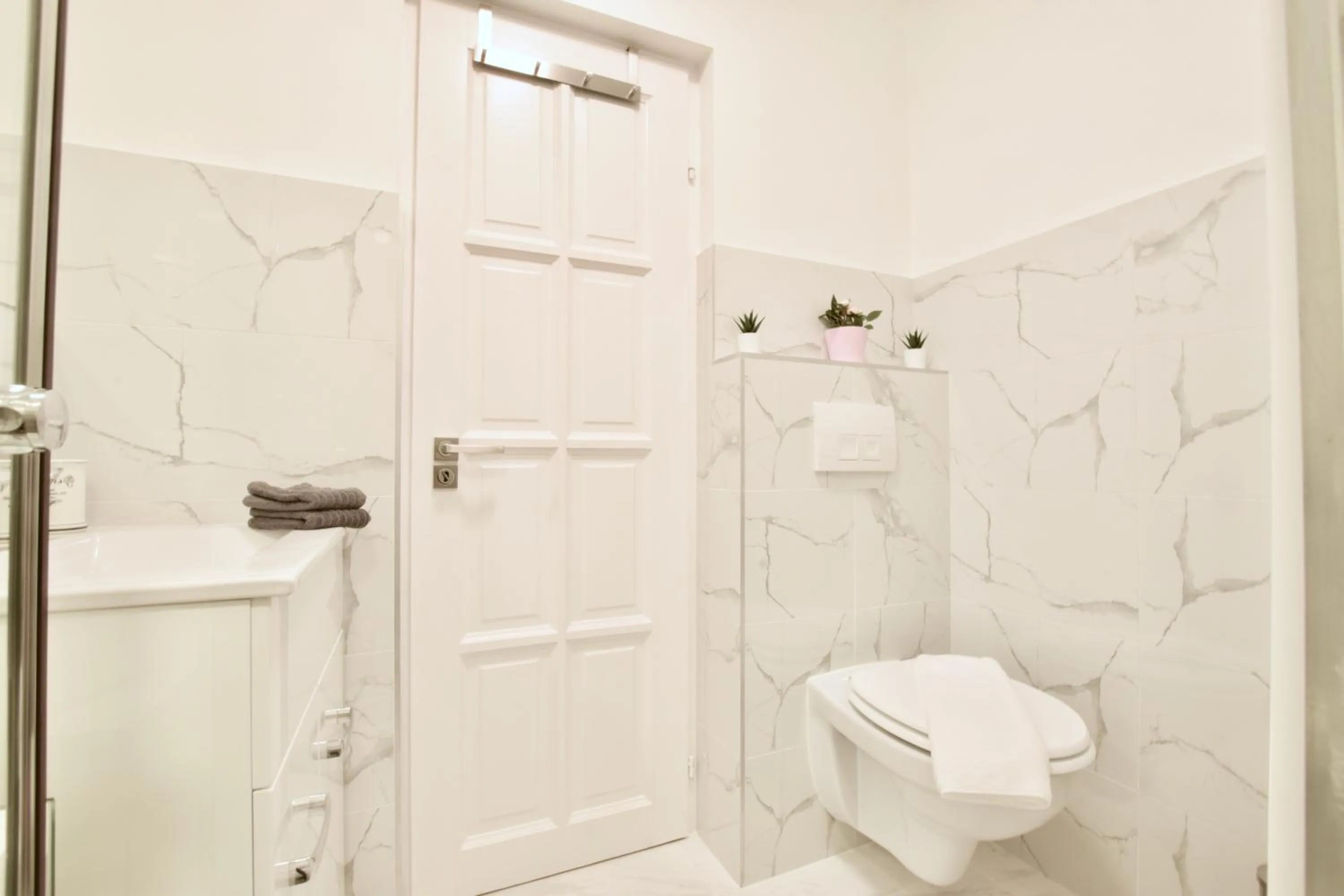 Toilet in Luxury Apartment by Hi5 - Havas Street