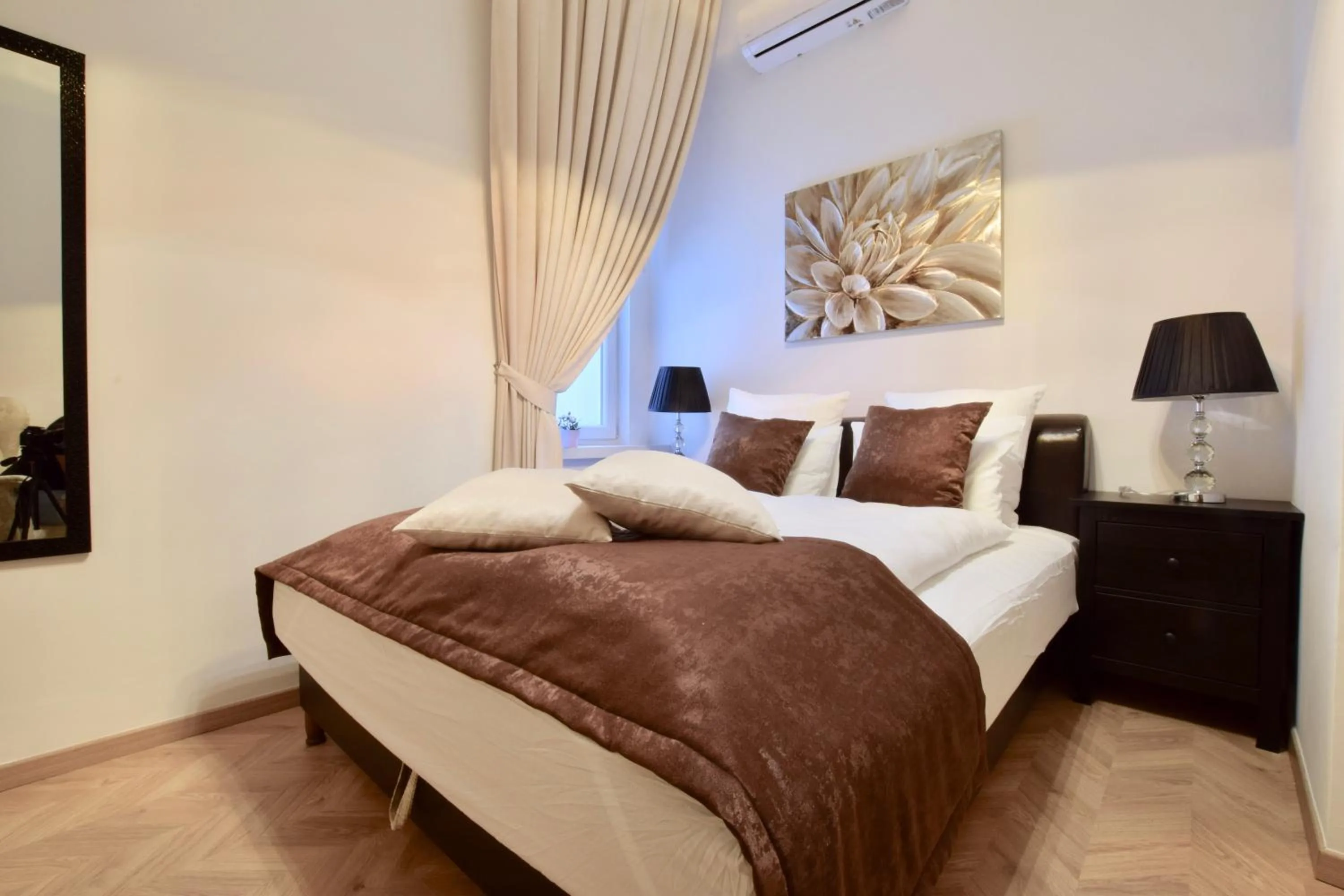 Bedroom, Bed in Luxury Apartment by Hi5 - Havas Street