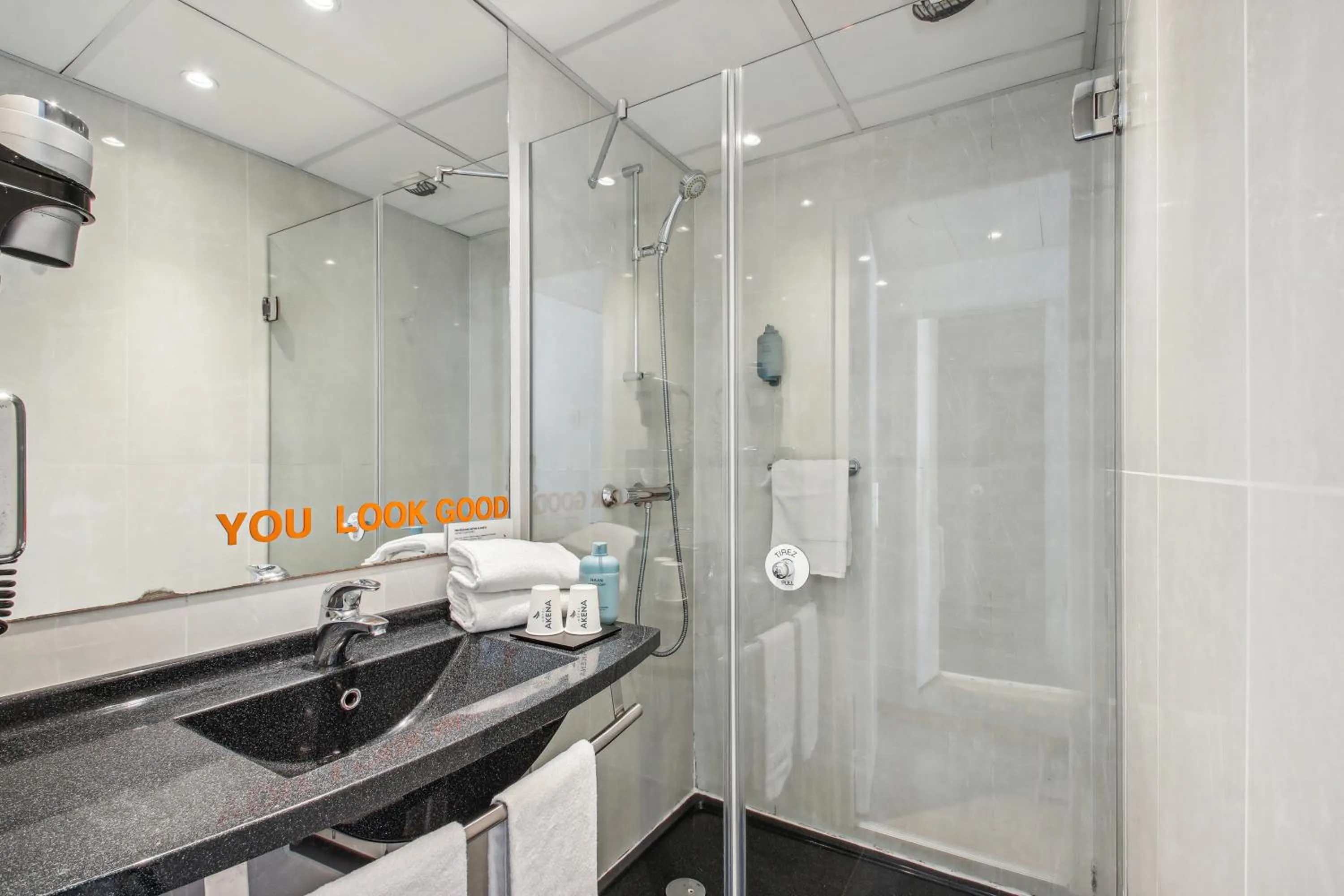 Bathroom in Hôtel AKENA Biarritz - Grande plage