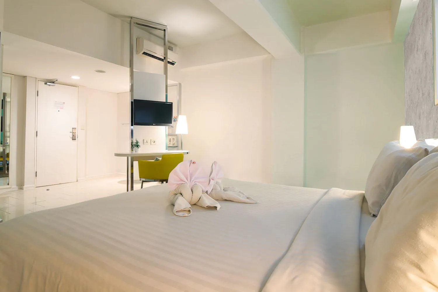 Coffee/tea facilities, Bed in 1O1 URBAN Jakarta Kelapa Gading