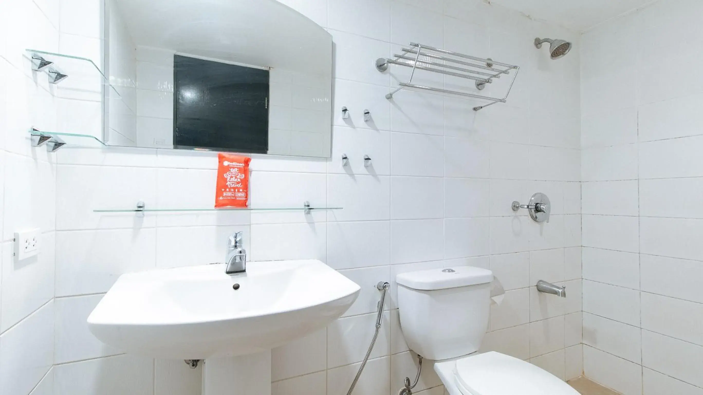 Bathroom in RedDoorz at Kassel Residences Parañaque Bathroom in RedDoorz at Kassel Residences Parañaque