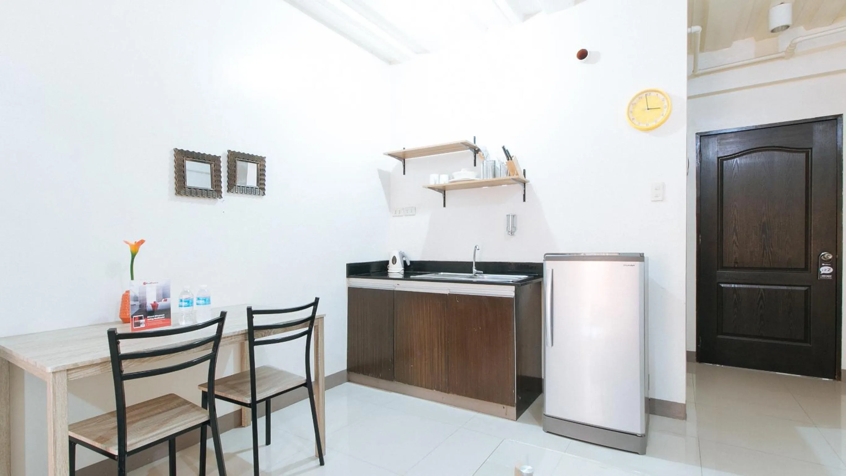 Kitchen or kitchenette in RedDoorz at Kassel Residences Parañaque