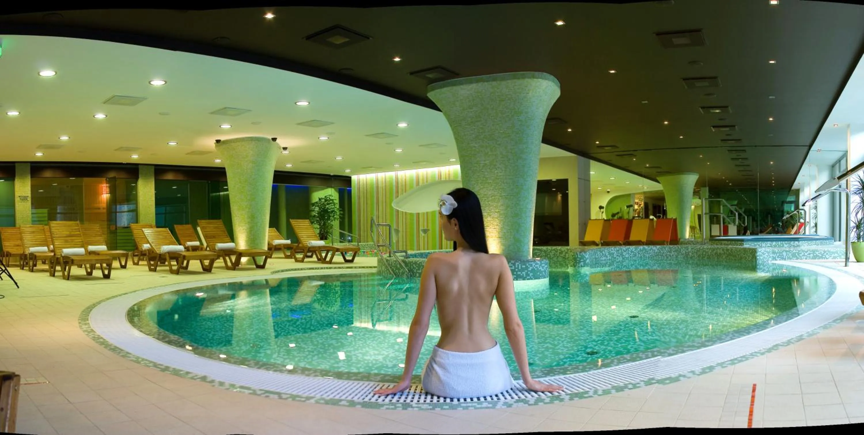 Swimming pool in Hotel Pagony Wellness